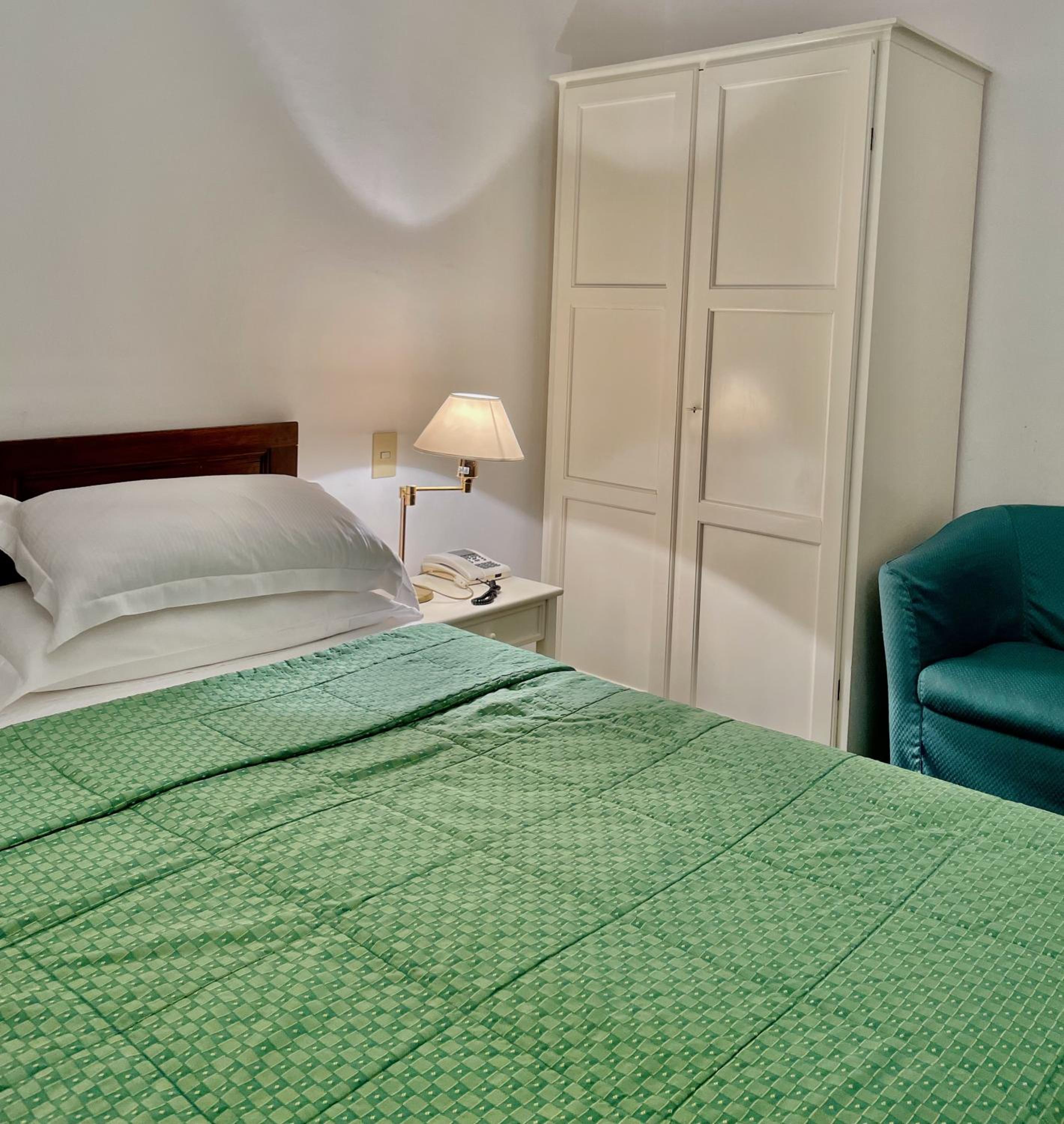 Standard Double or Twin Room - Photo 7