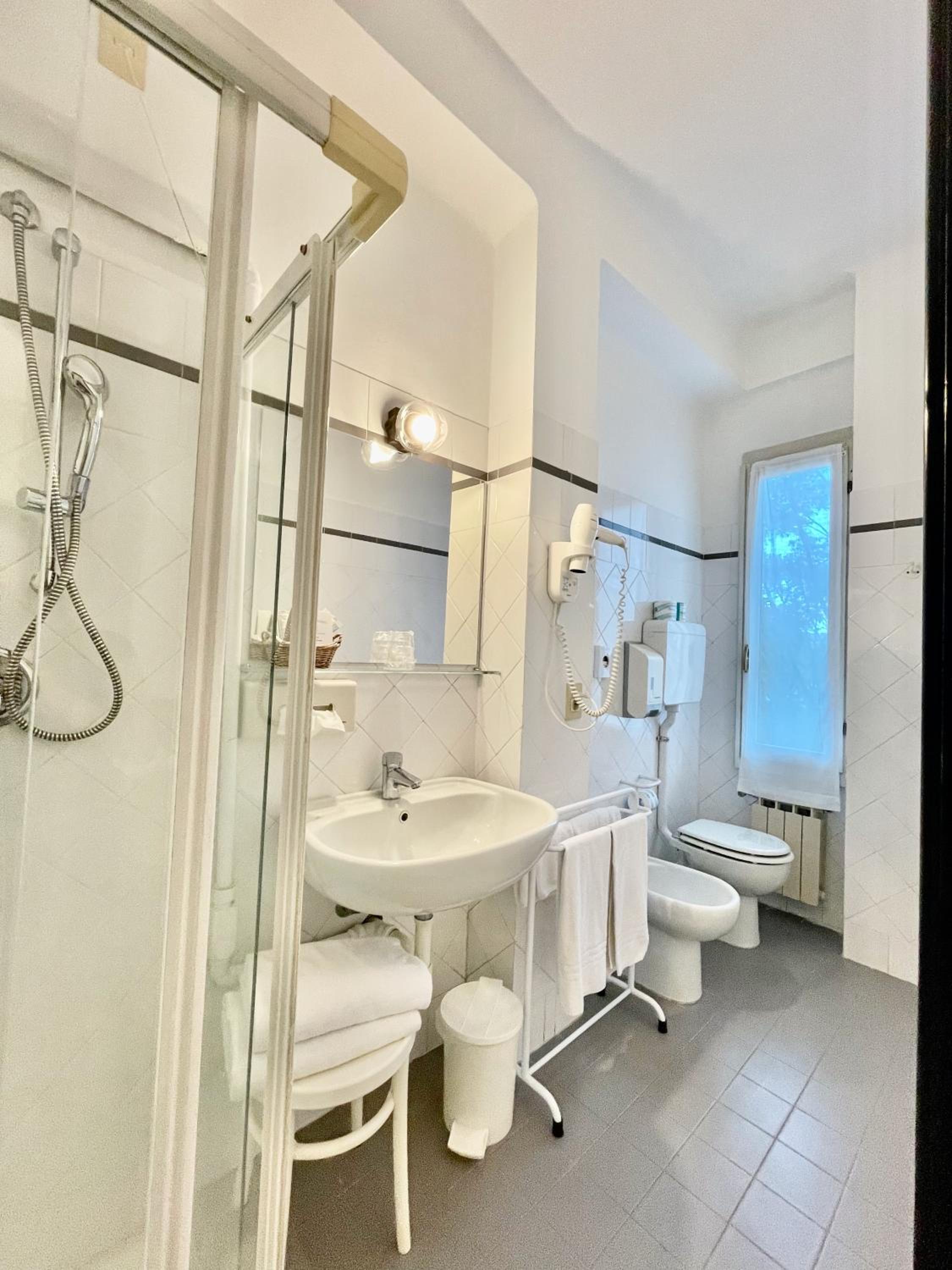 Standard Double or Twin Room - Photo 8