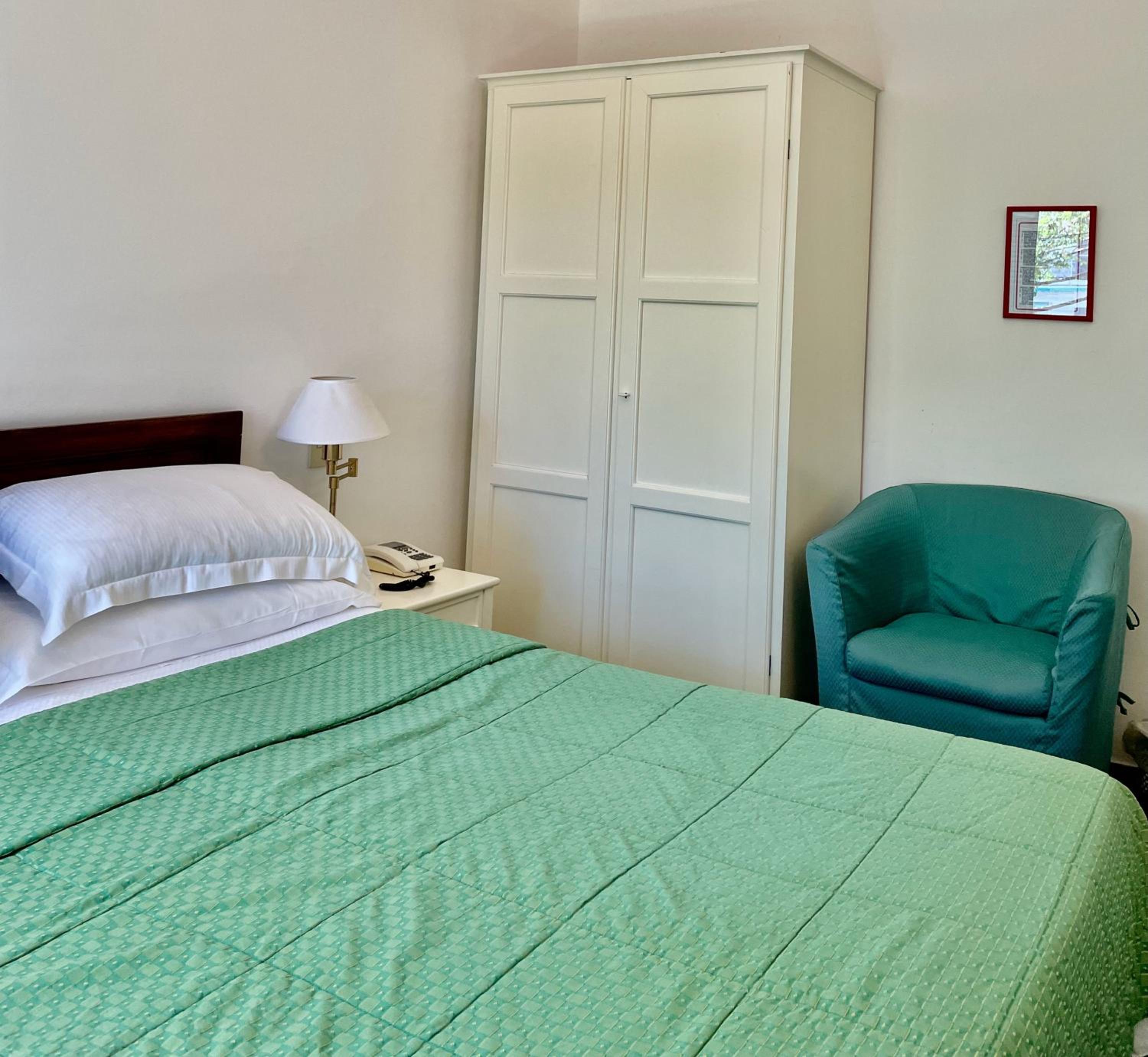 Standard Double or Twin Room - Photo 9