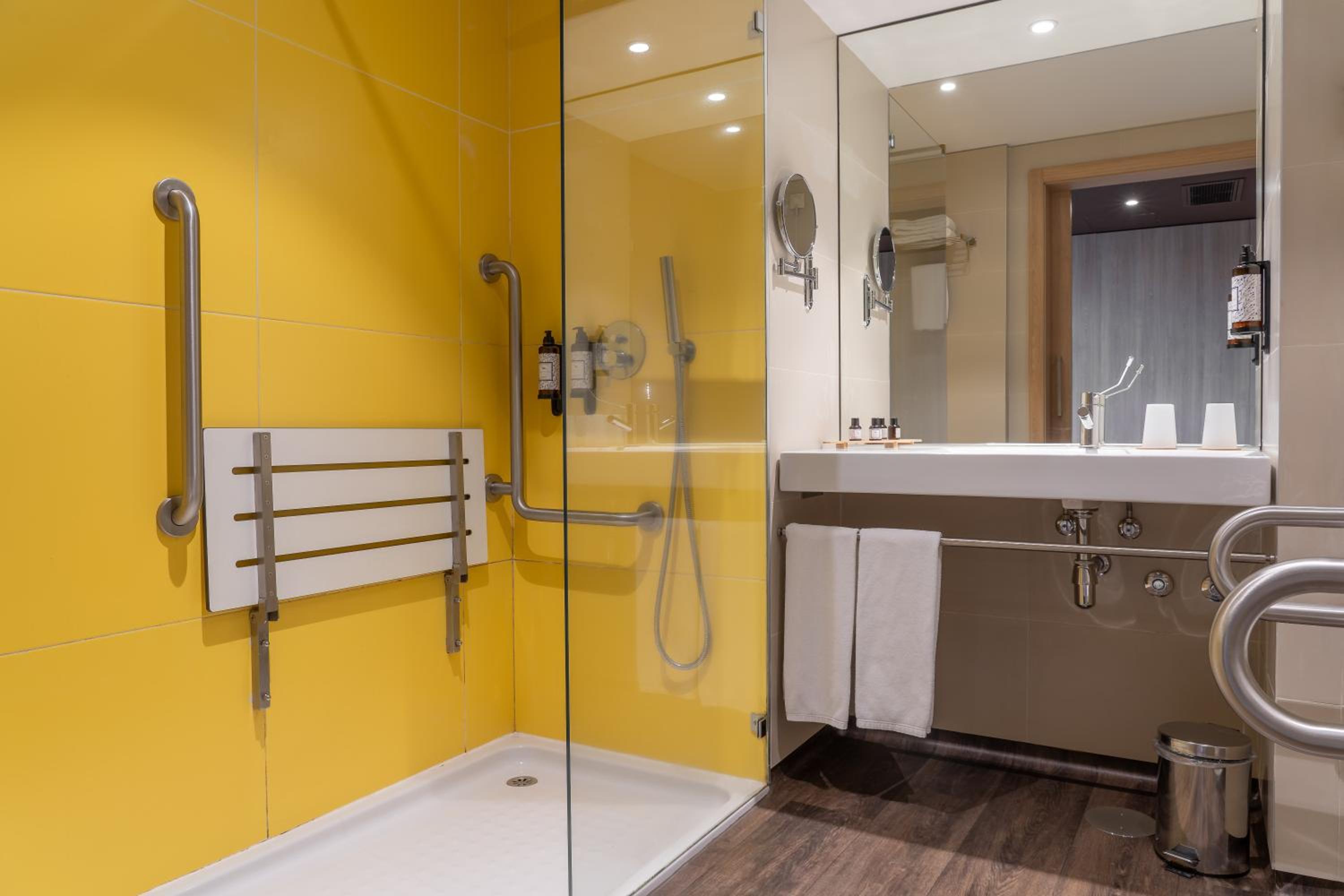 Twin Room - Disability Access photo 2