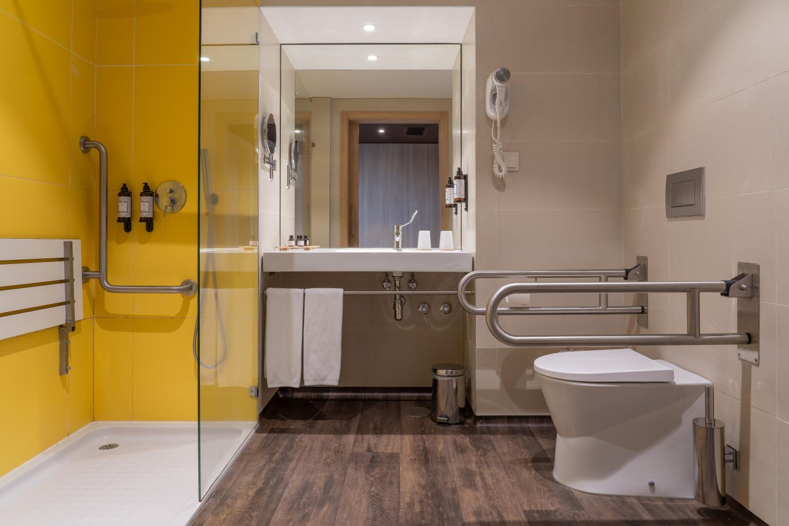 Twin Room - Disability Access photo 3
