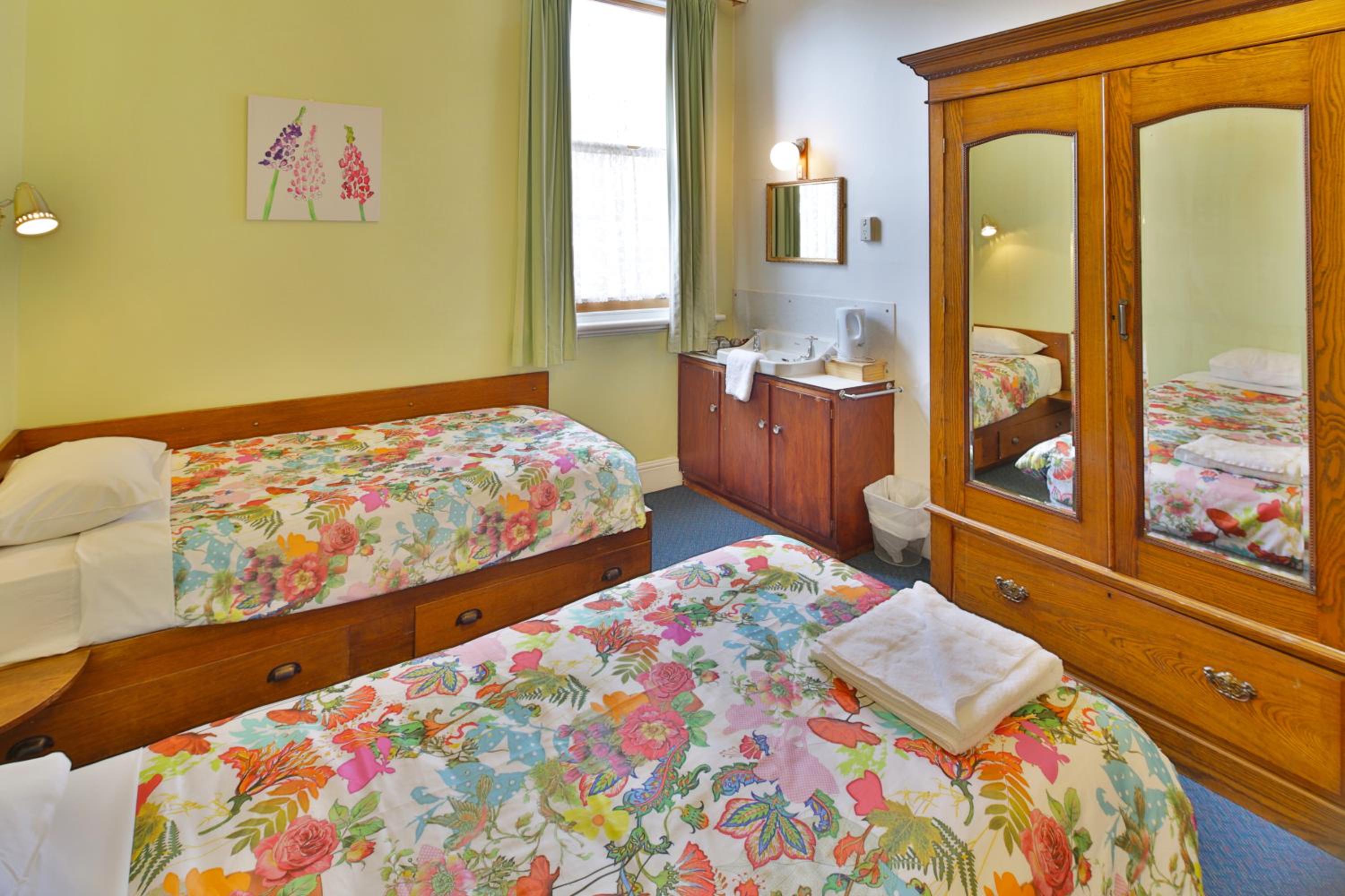 Standard Twin Room with Shared Bathroom photo 2