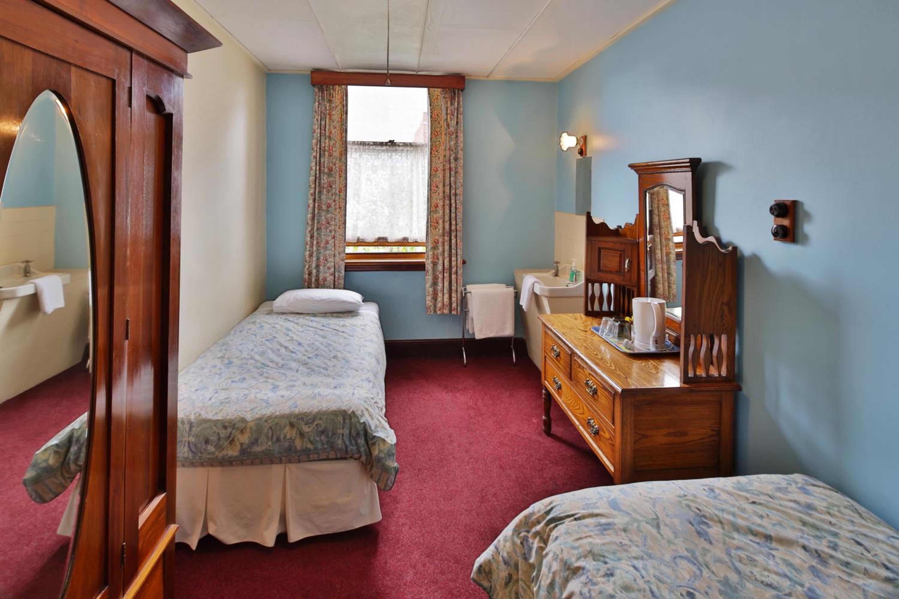 Standard Twin Room with Shared Bathroom photo 3