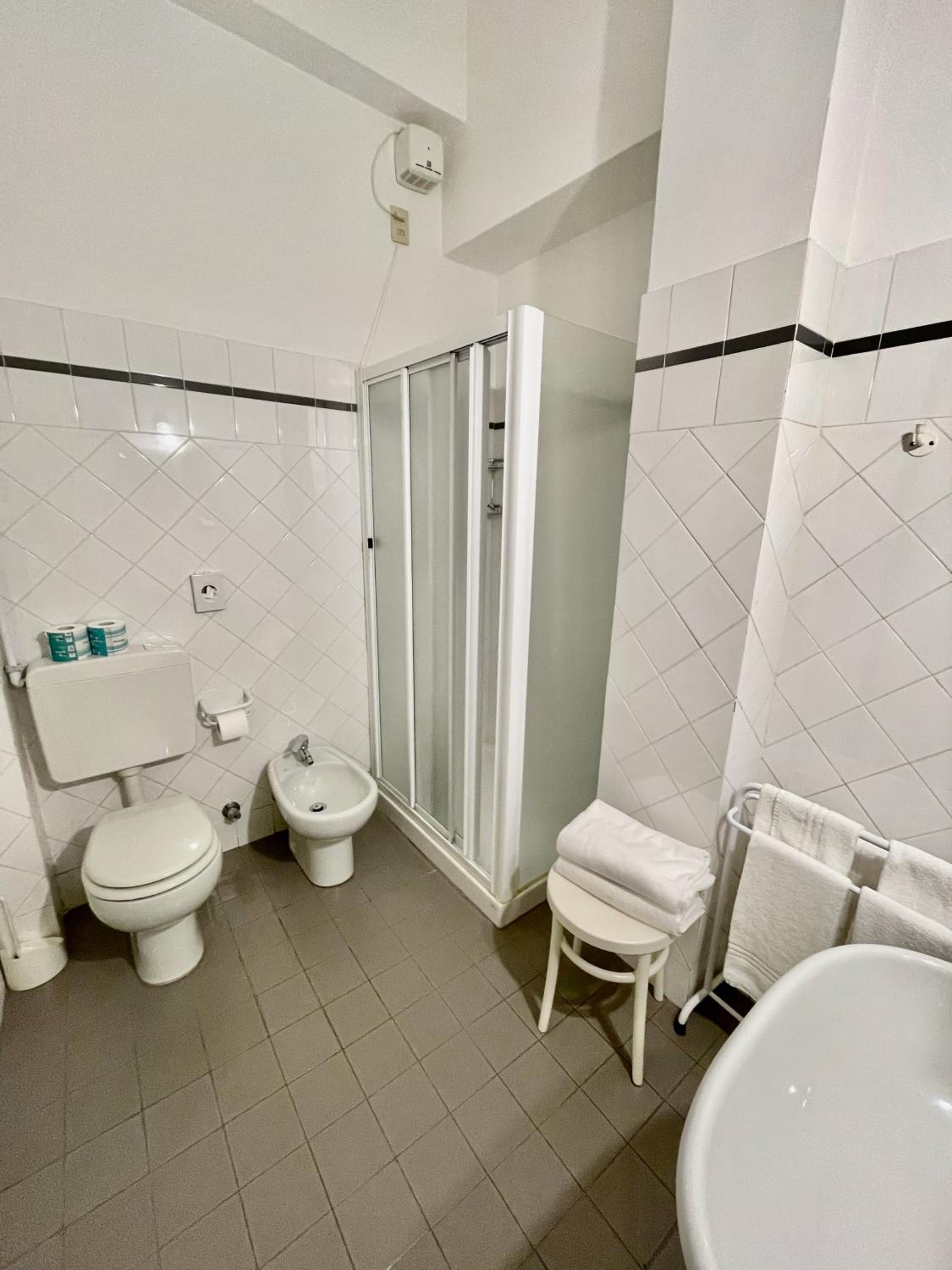 Double or Twin Room - Photo 7