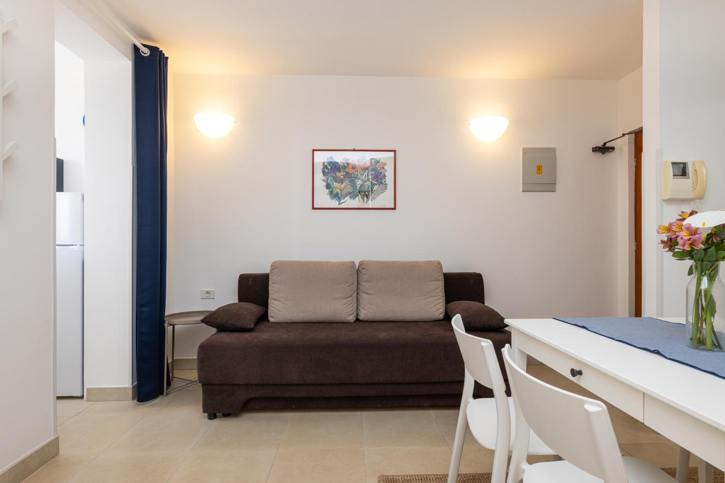 One-Bedroom Apartment - Sea Side