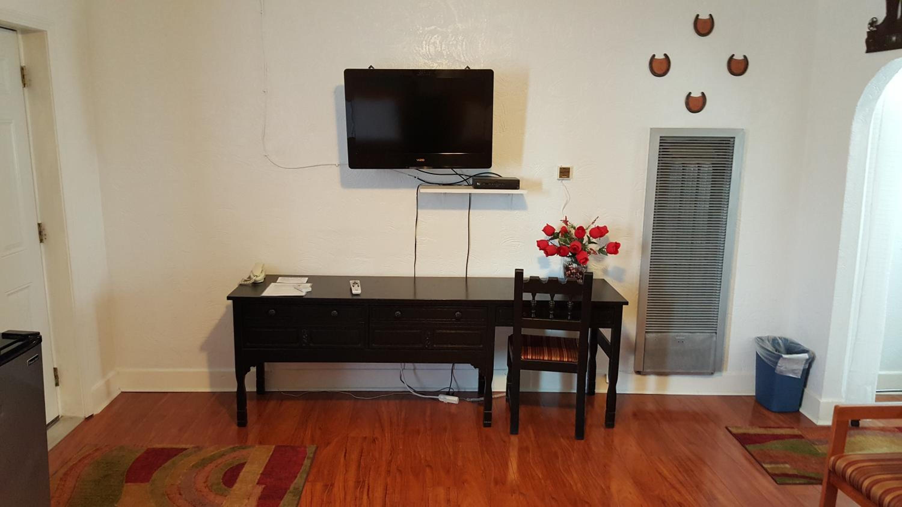 Room with Three Beds - Photo 9
