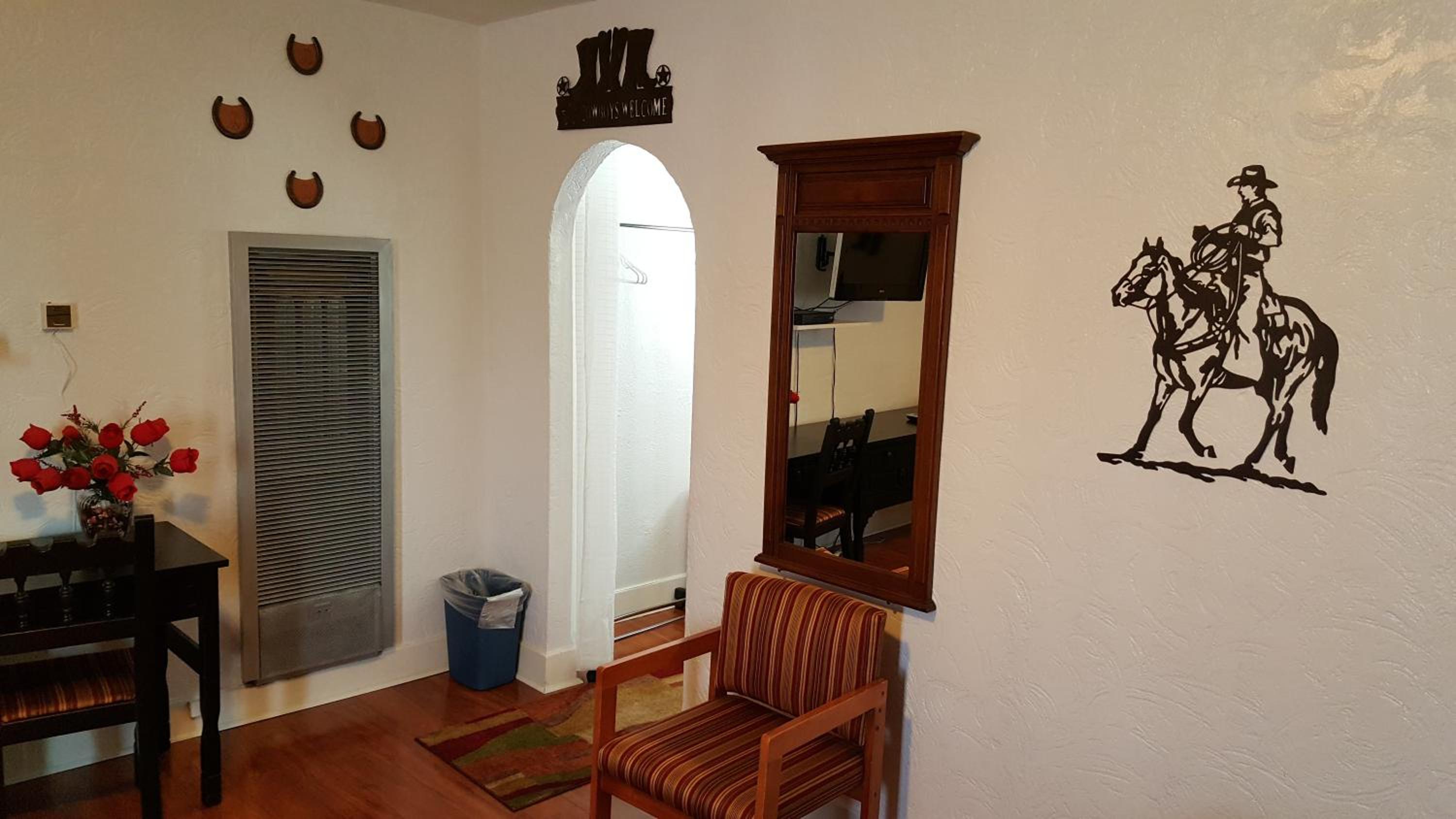 Room with Three Beds - Photo 7