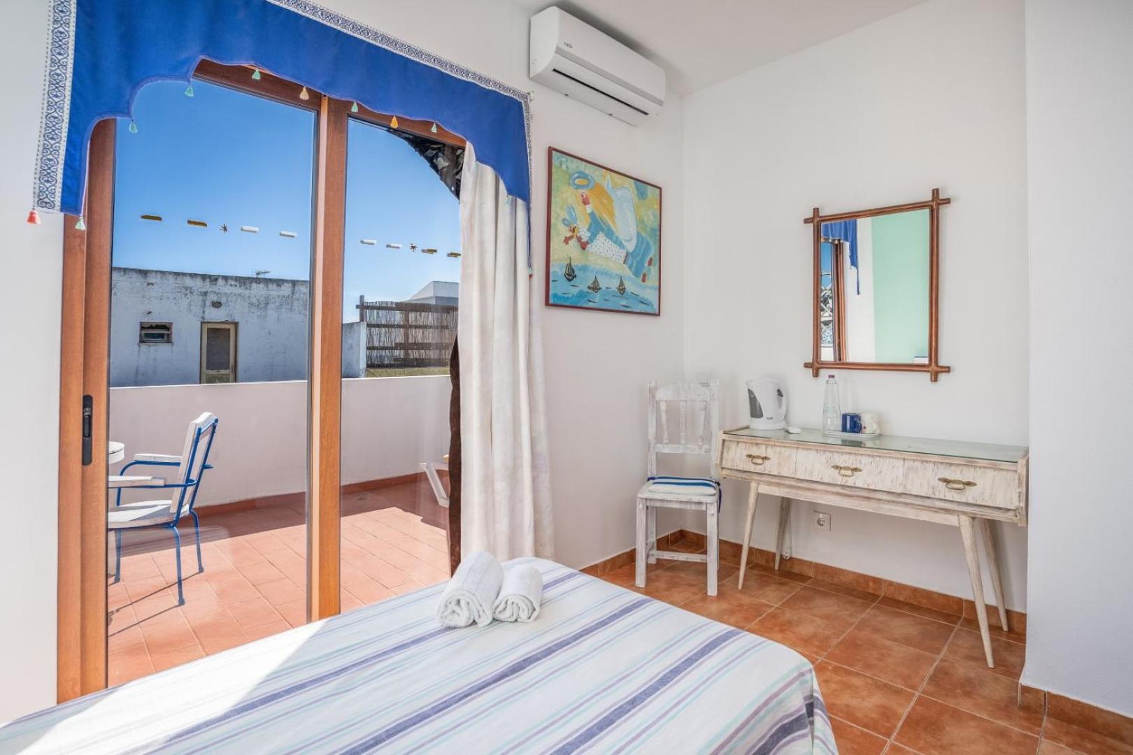Double or Twin Room with Sea View photo 3