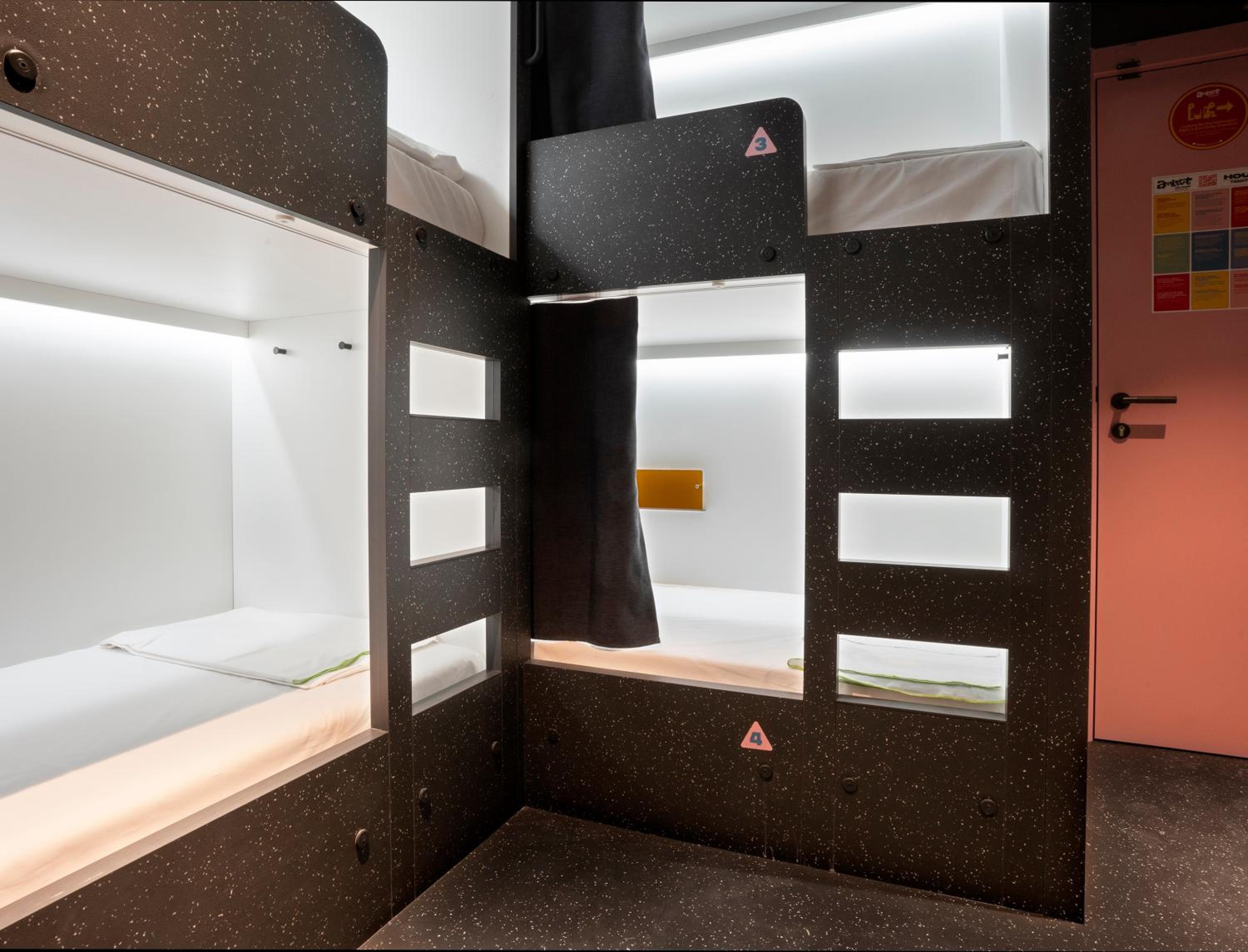 Cama en habitación compartida de 4 camas para mujeres.