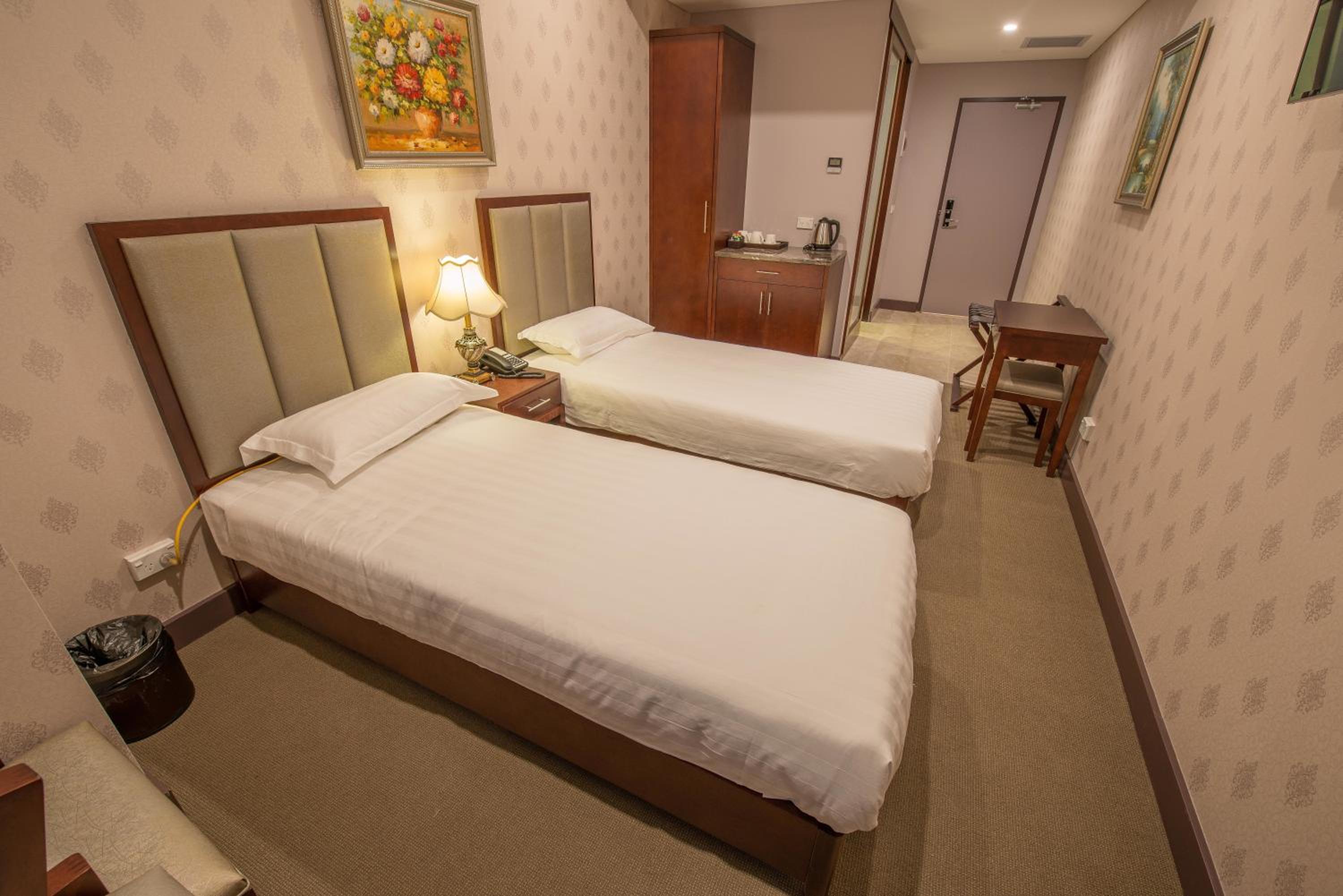 Superior Twin Room thumbnail 5