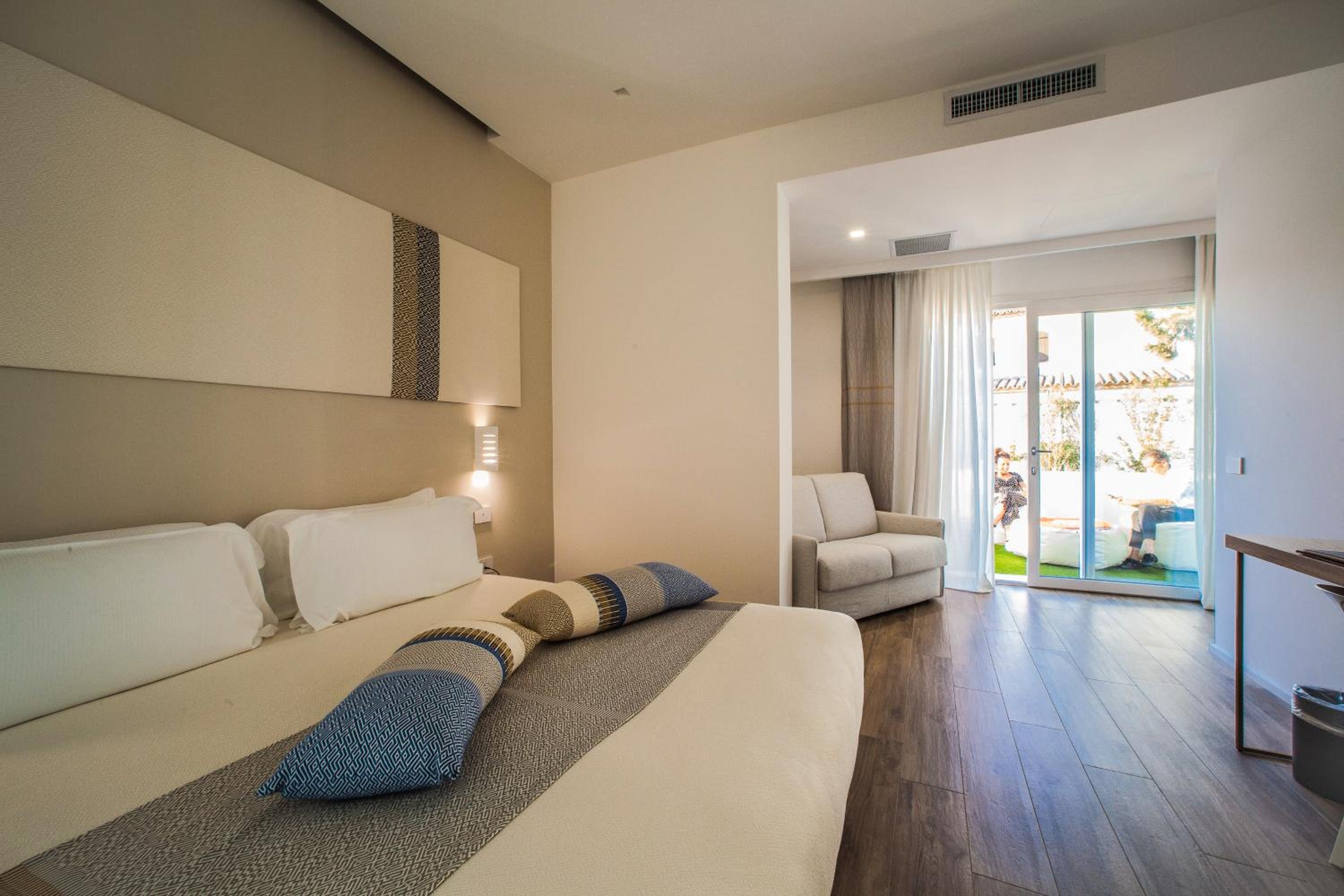 Deluxe Double or Twin Room with Pool Access - Photo 13