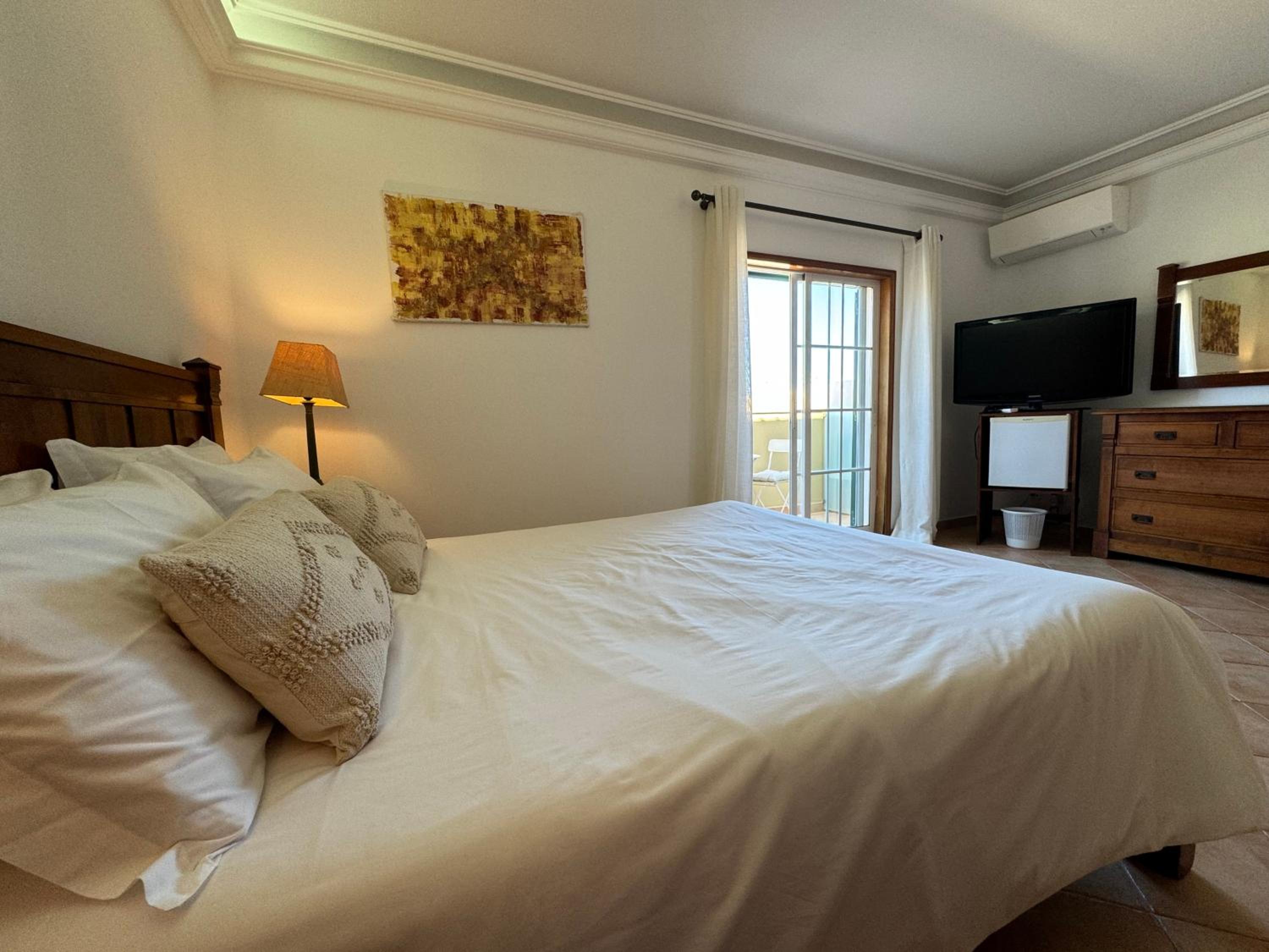Deluxe King Room with Private Bathroom photo 3