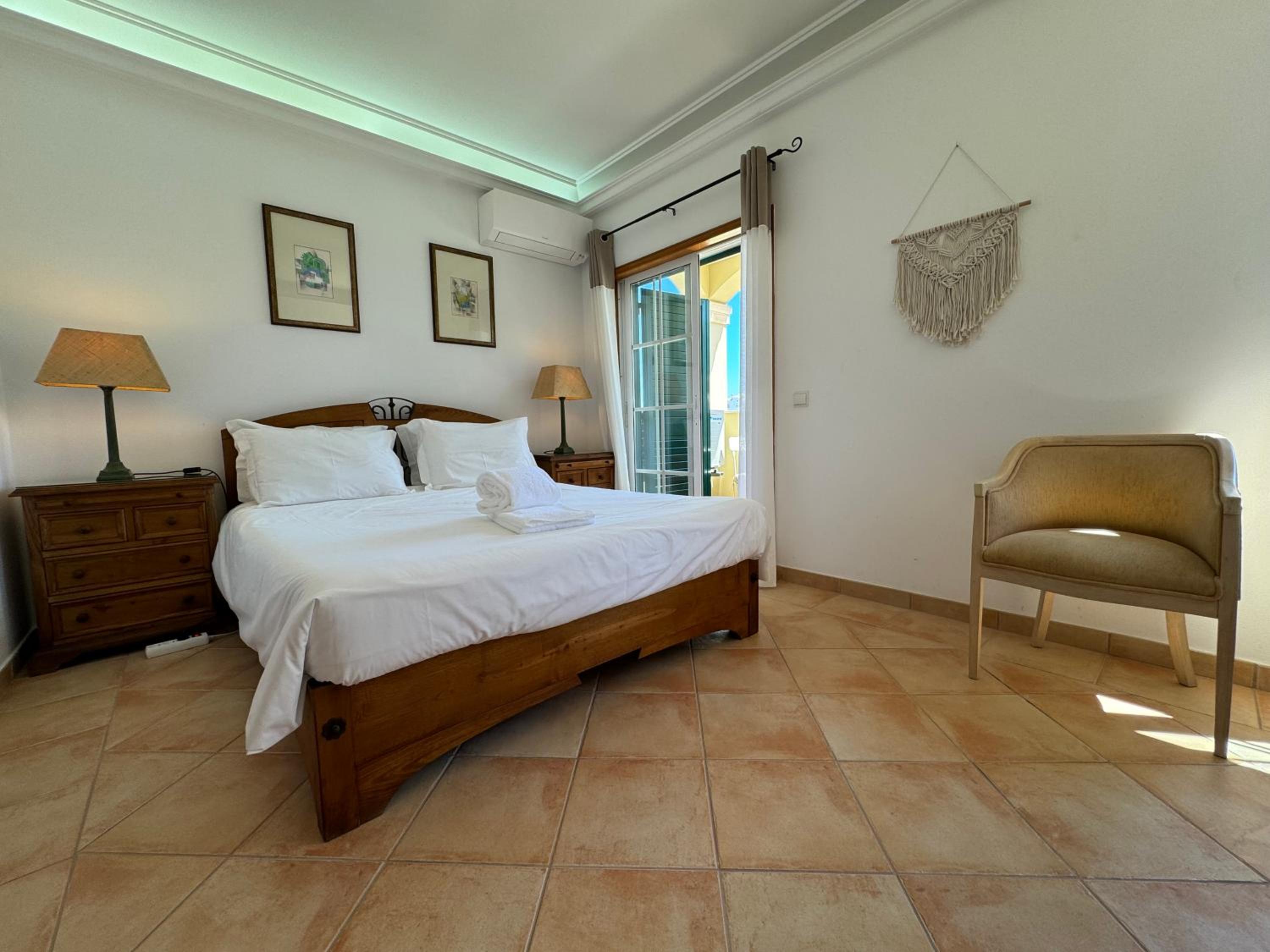 Deluxe King Room with Private Bathroom photo 1