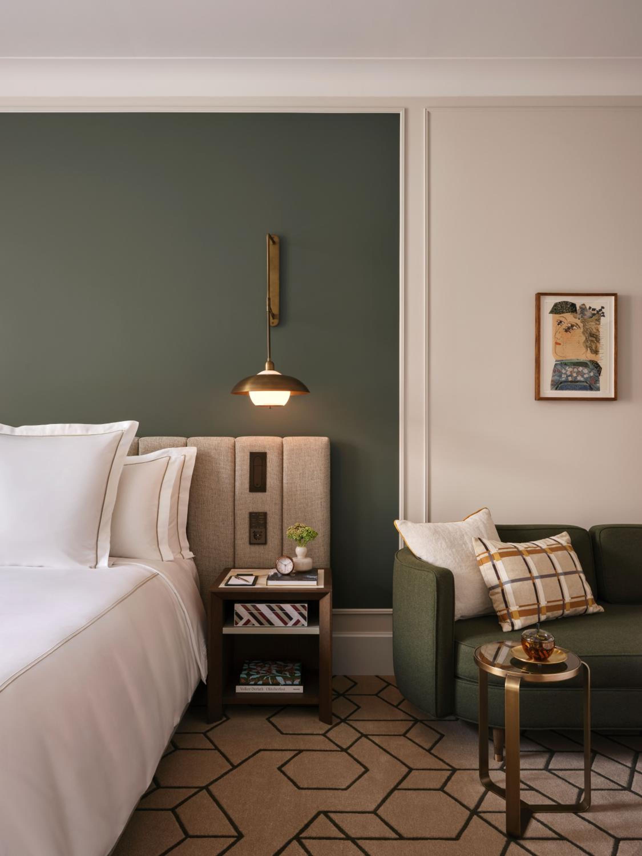 Junior Suite with One King Bed (Non Smoking) - Photo 4