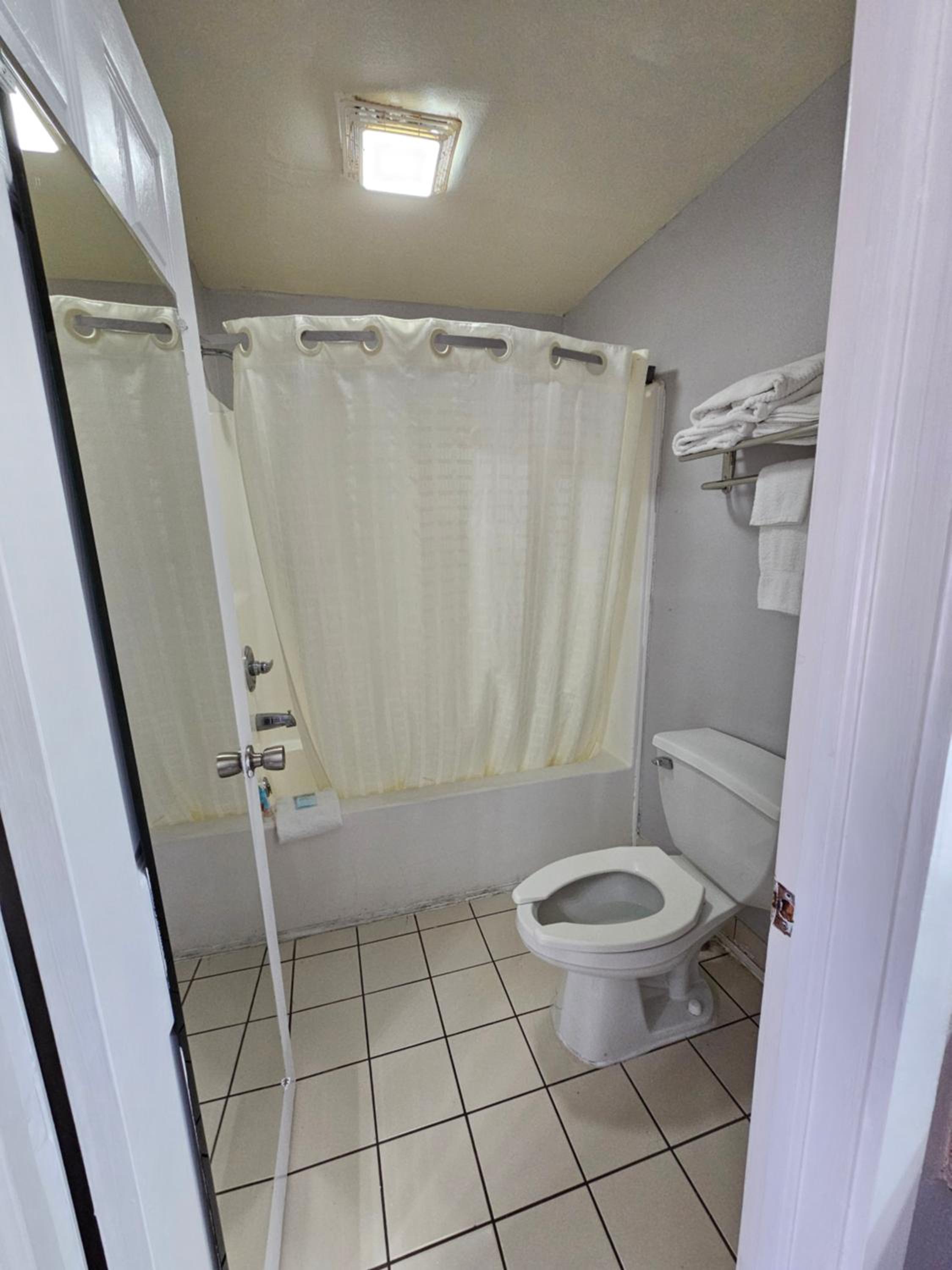King Room - Non-Smoking - Photo 8