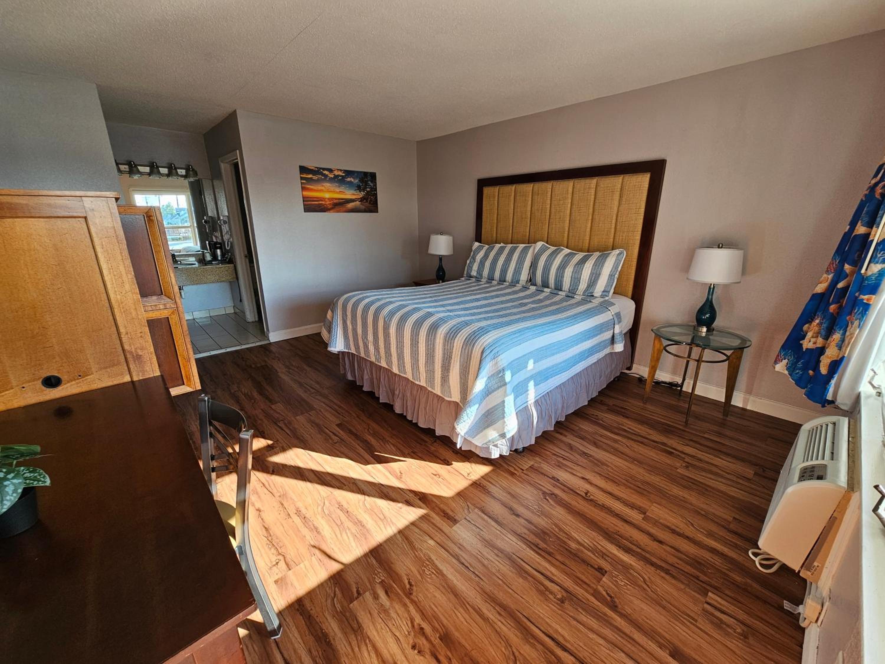 King Room - Non-Smoking - Photo 6
