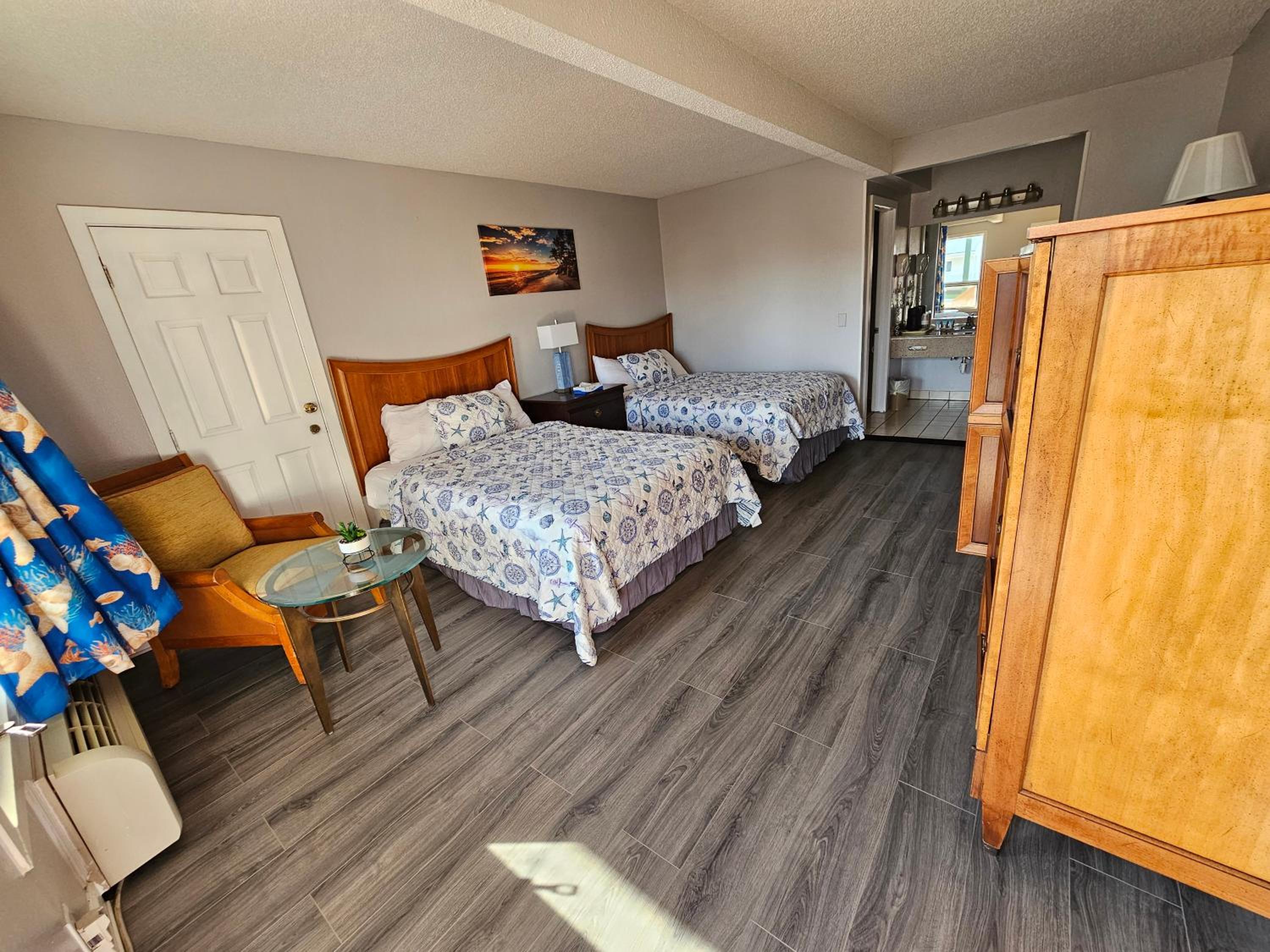 Double Room with Two Double Beds - Non-Smoking - Photo 9