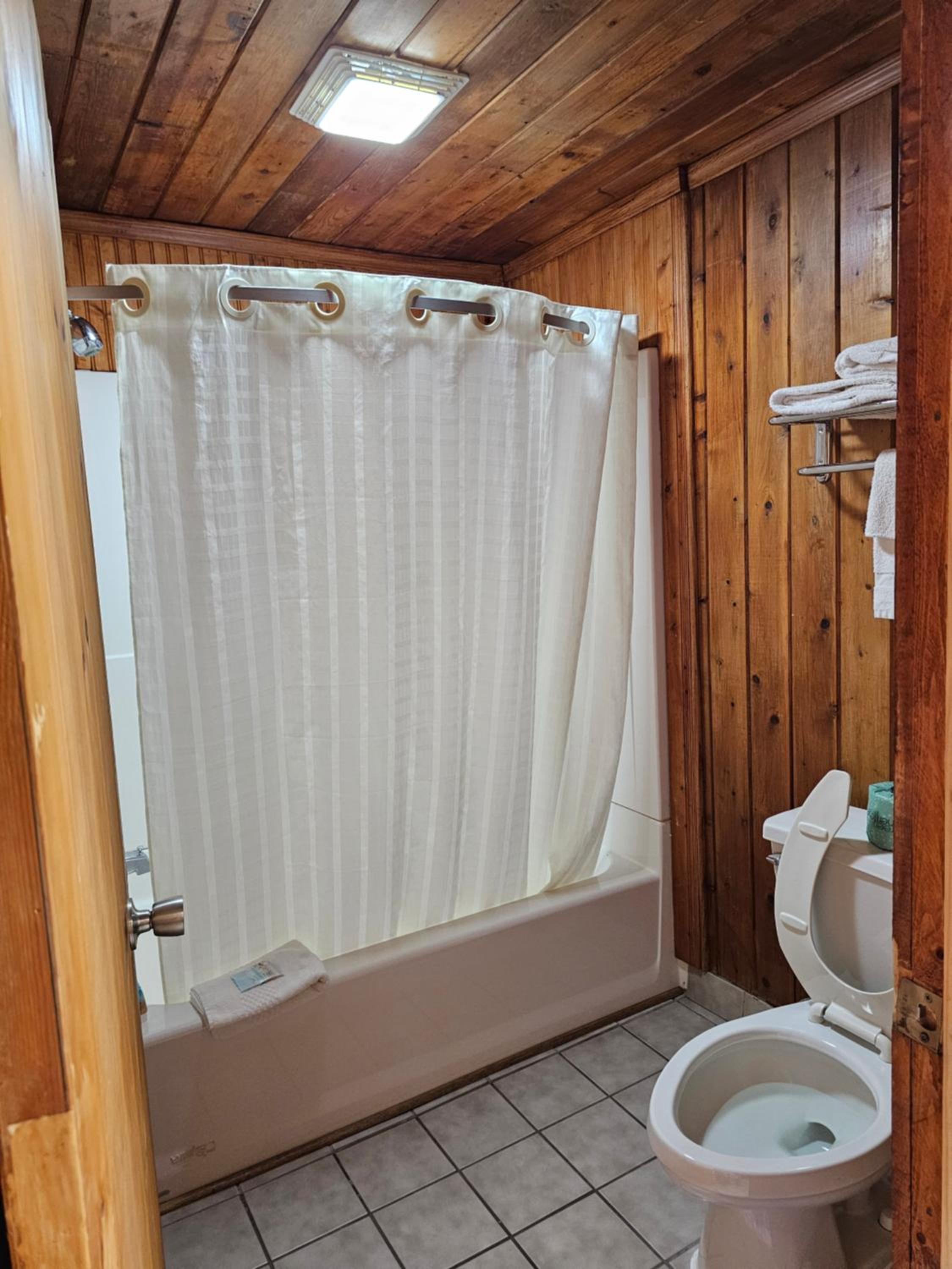 Deluxe King Room - Photo 11