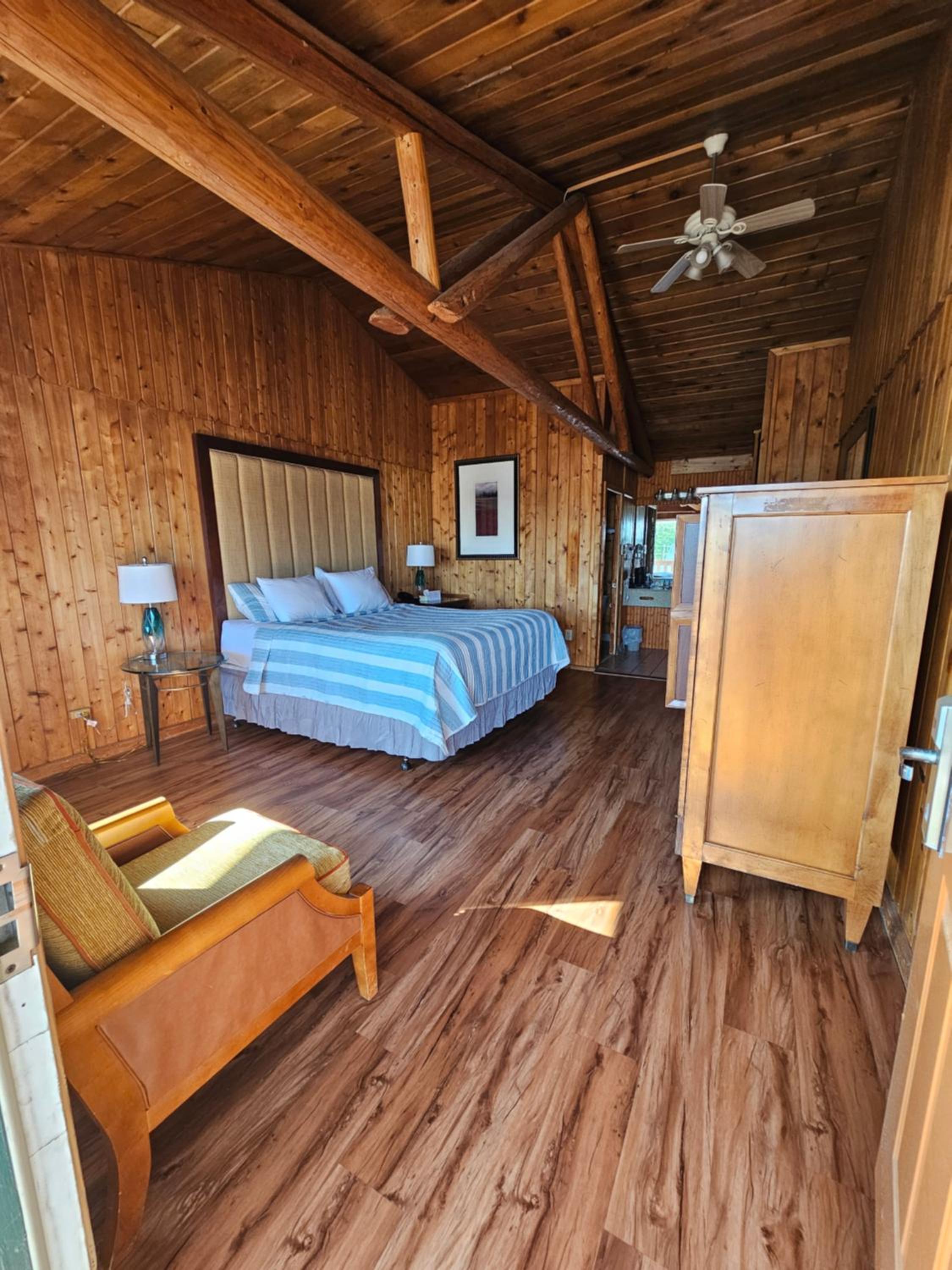 Deluxe King Room - Photo 9