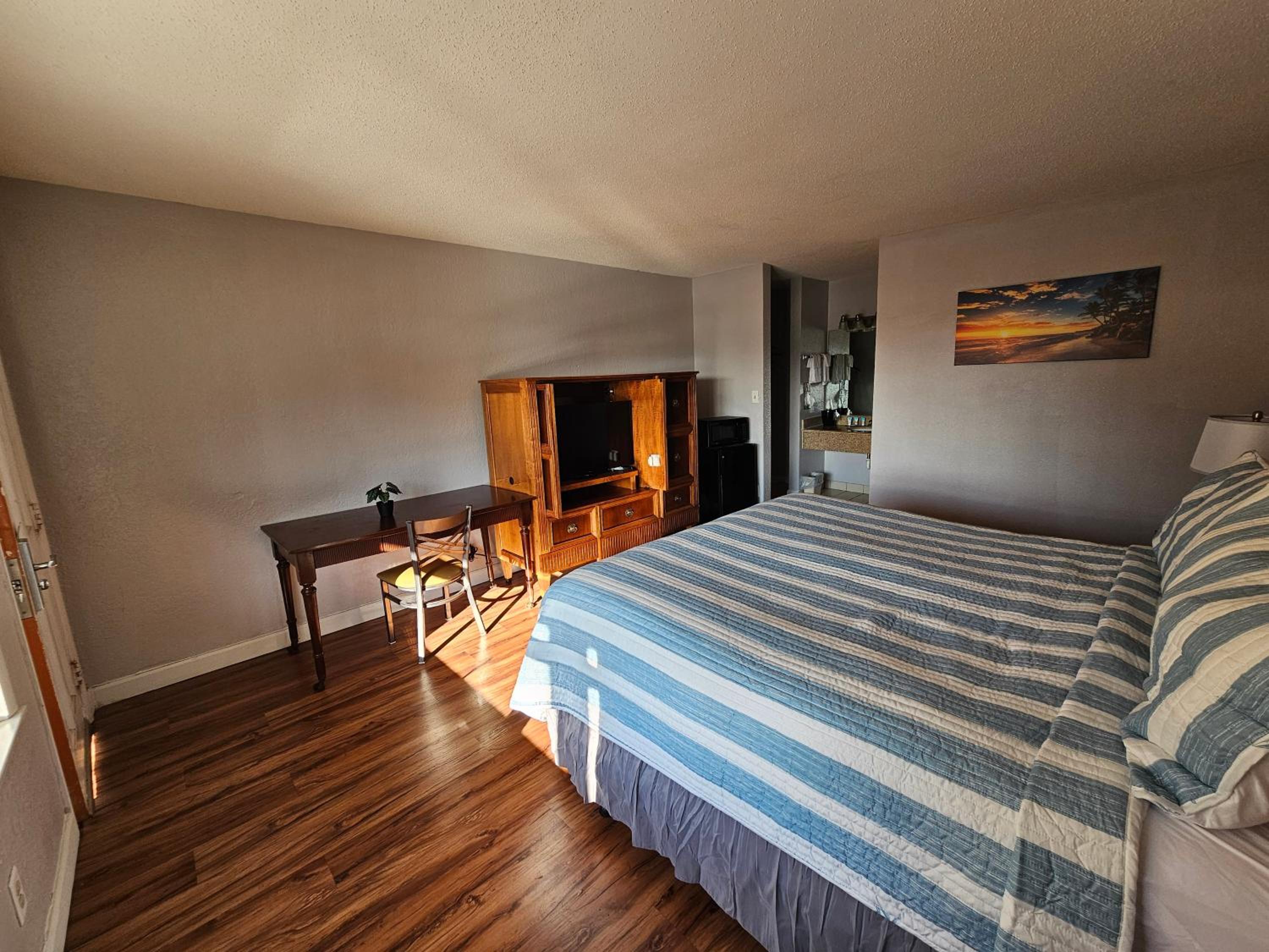 King Room - Non-Smoking - Photo 7