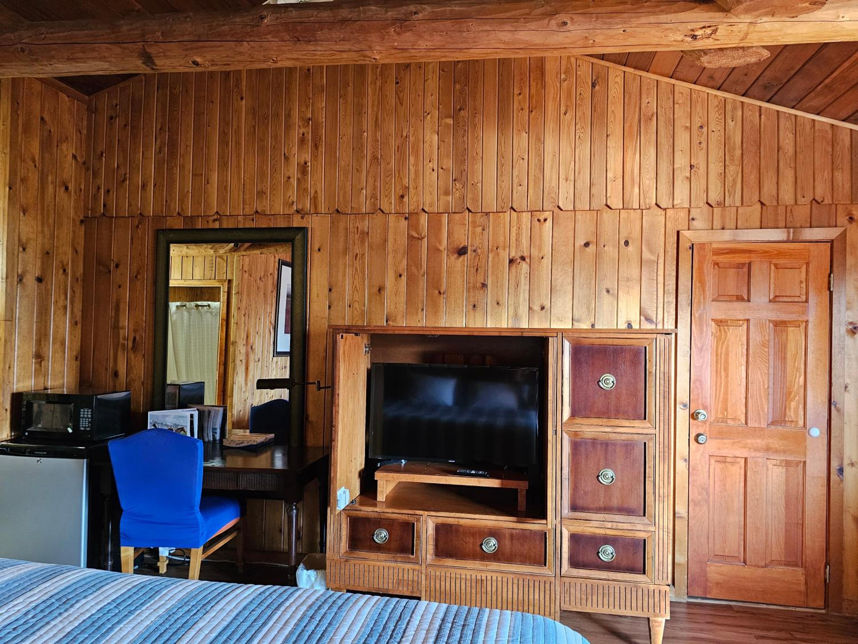 Deluxe King Room - Photo 10