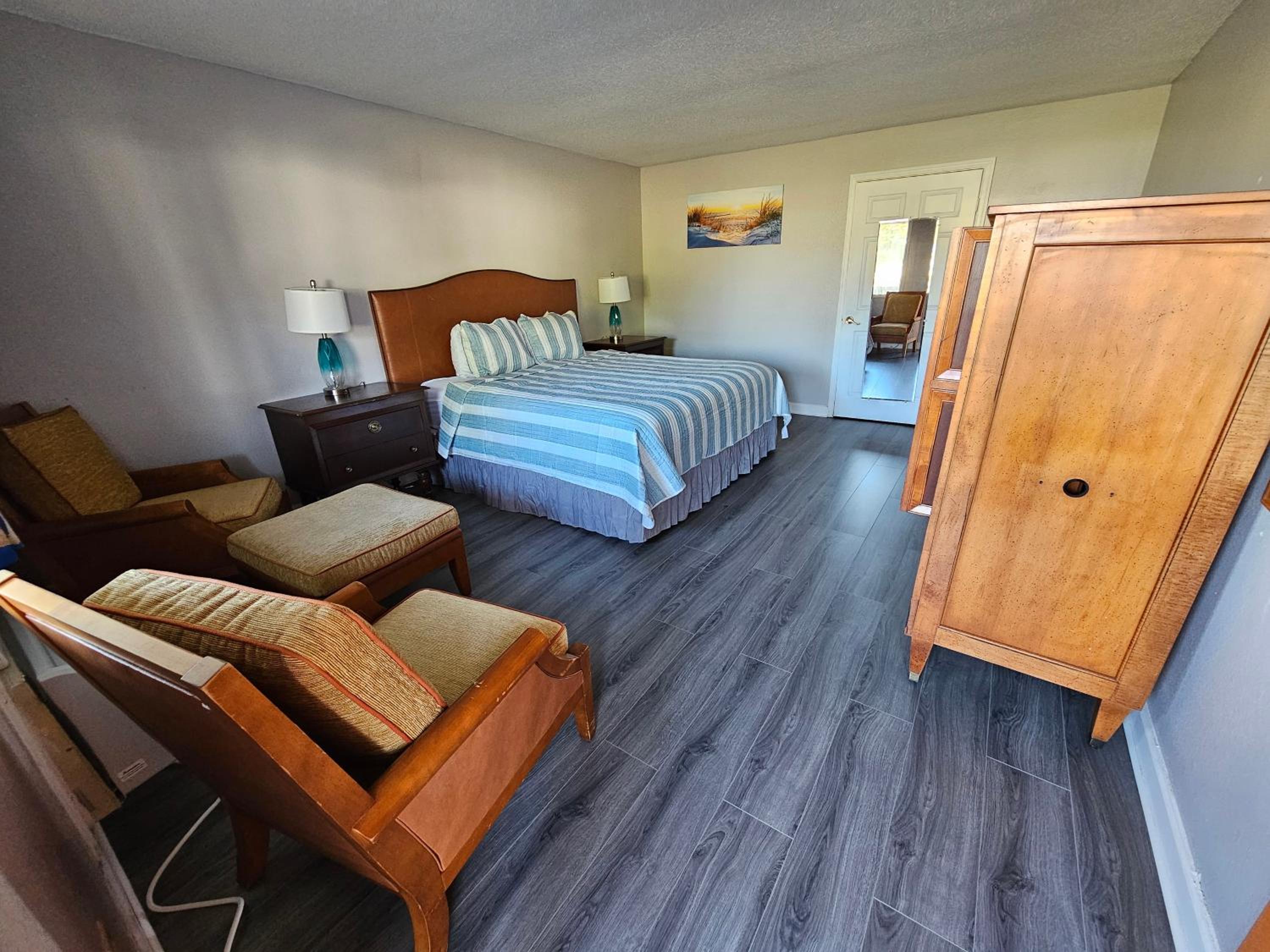 King Room - Non-Smoking - Photo 2