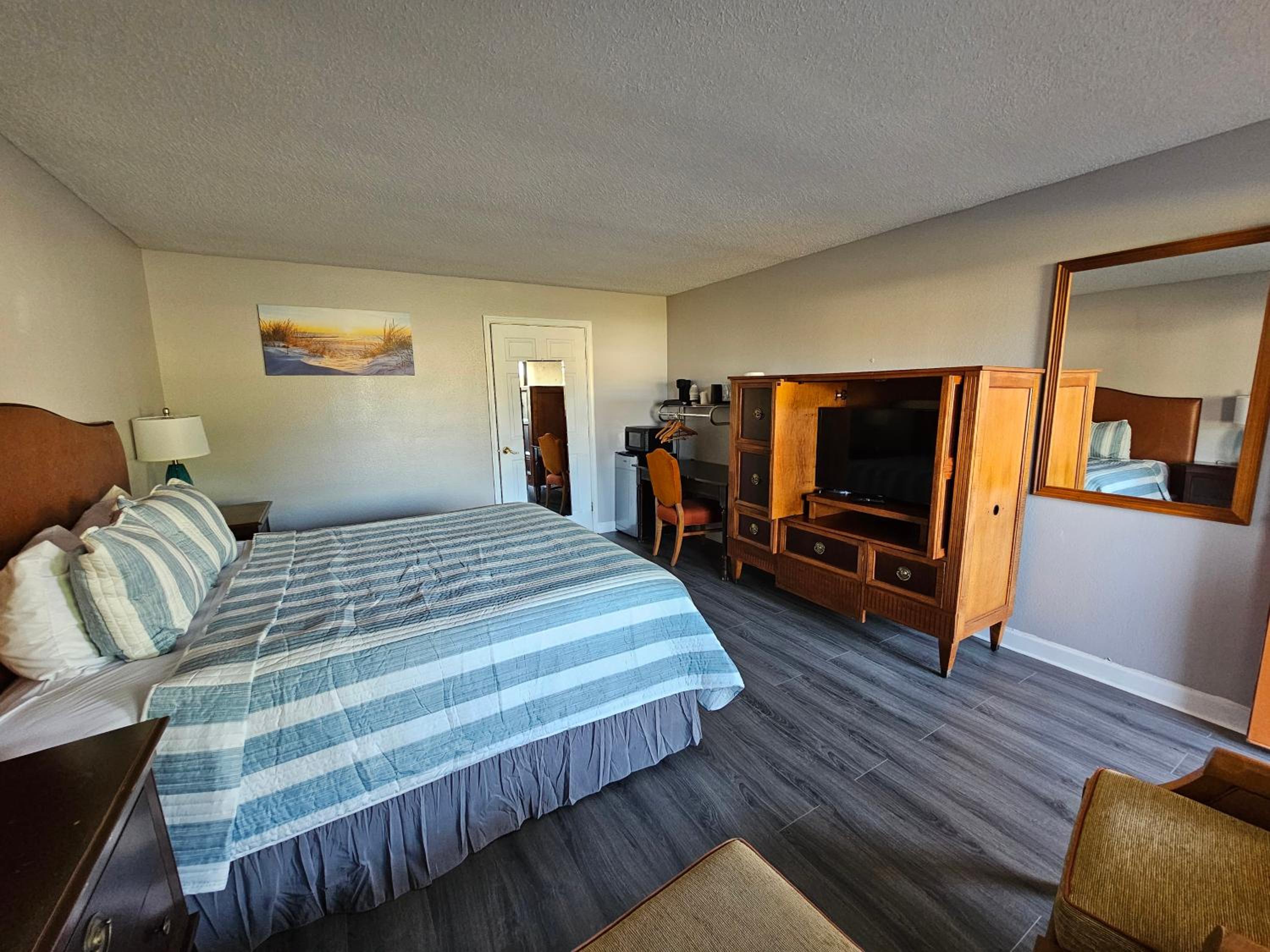 King Room - Non-Smoking - Photo 11