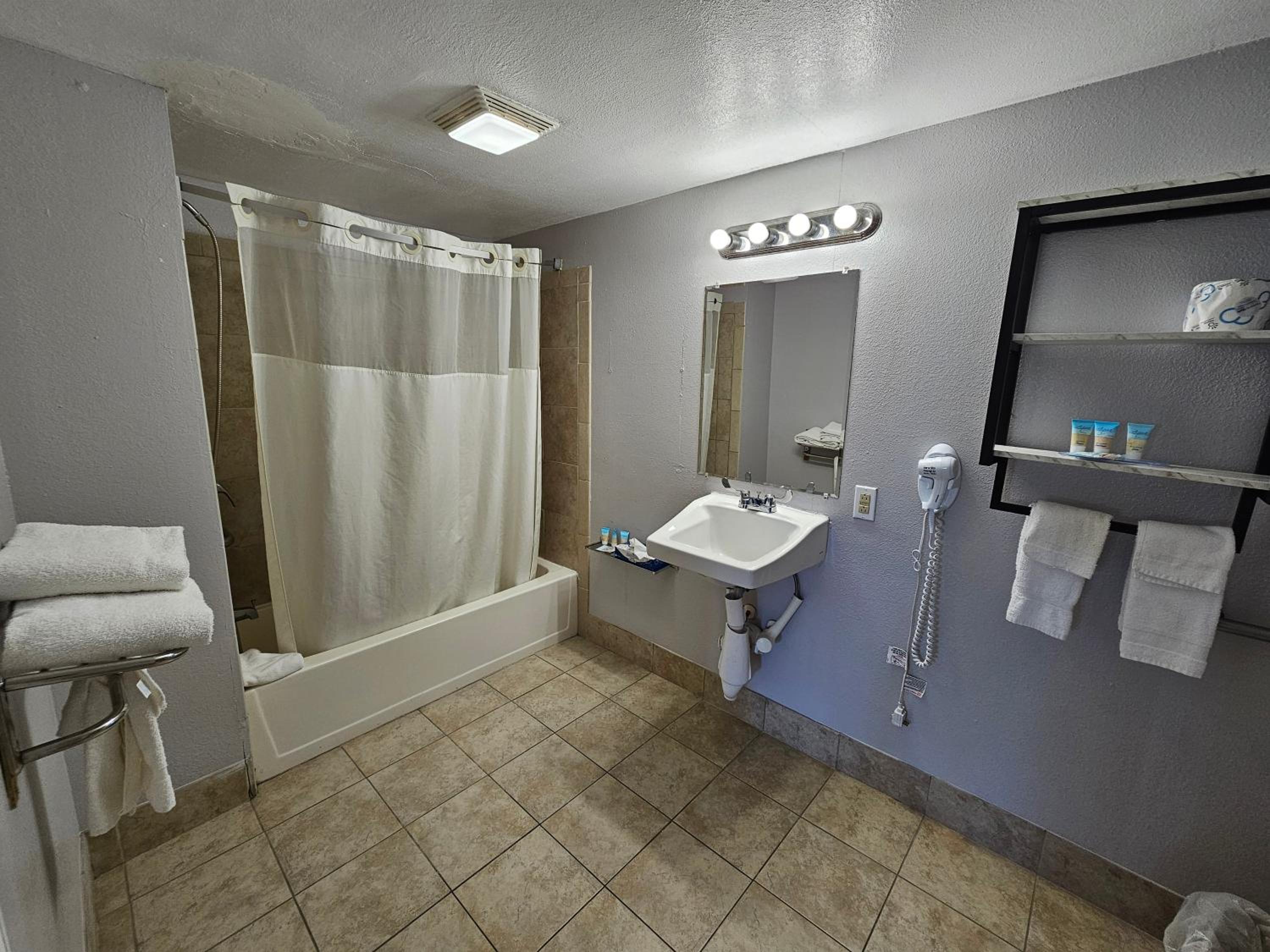 King Room - Non-Smoking - Photo 9