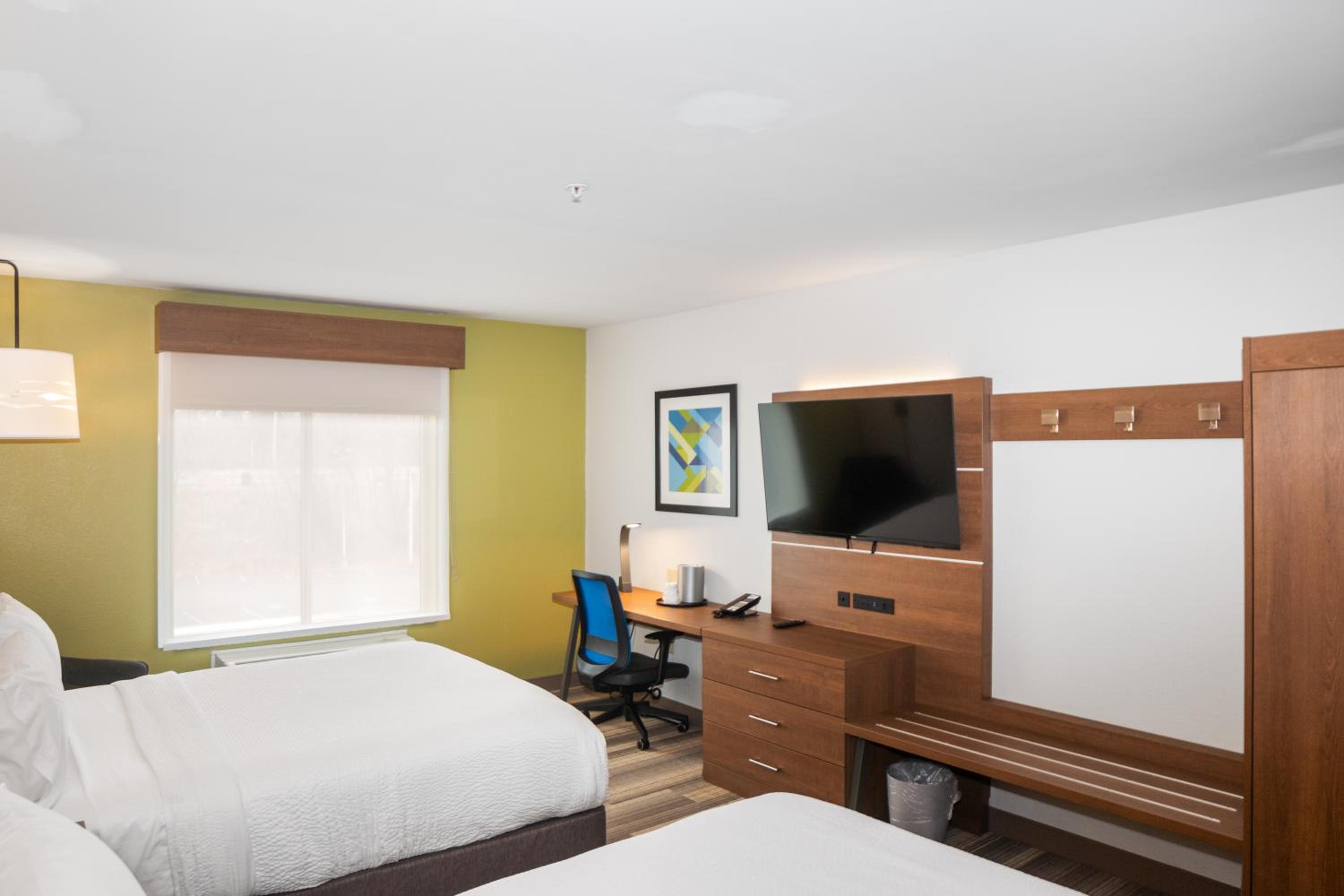 Standard Room with Two Queen Beds - Photo 1
