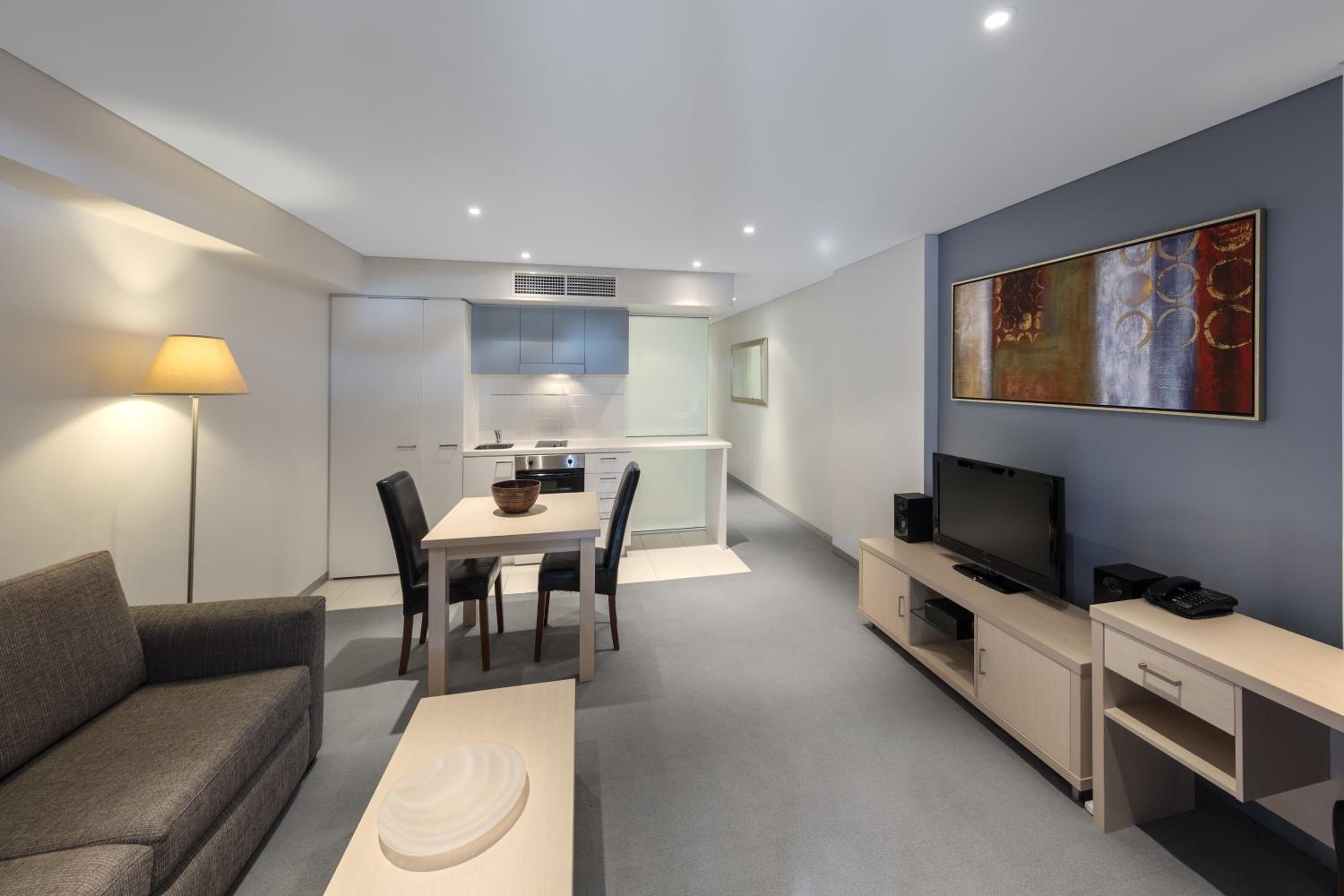 Deluxe One-Bedroom Apartment - Photo 4