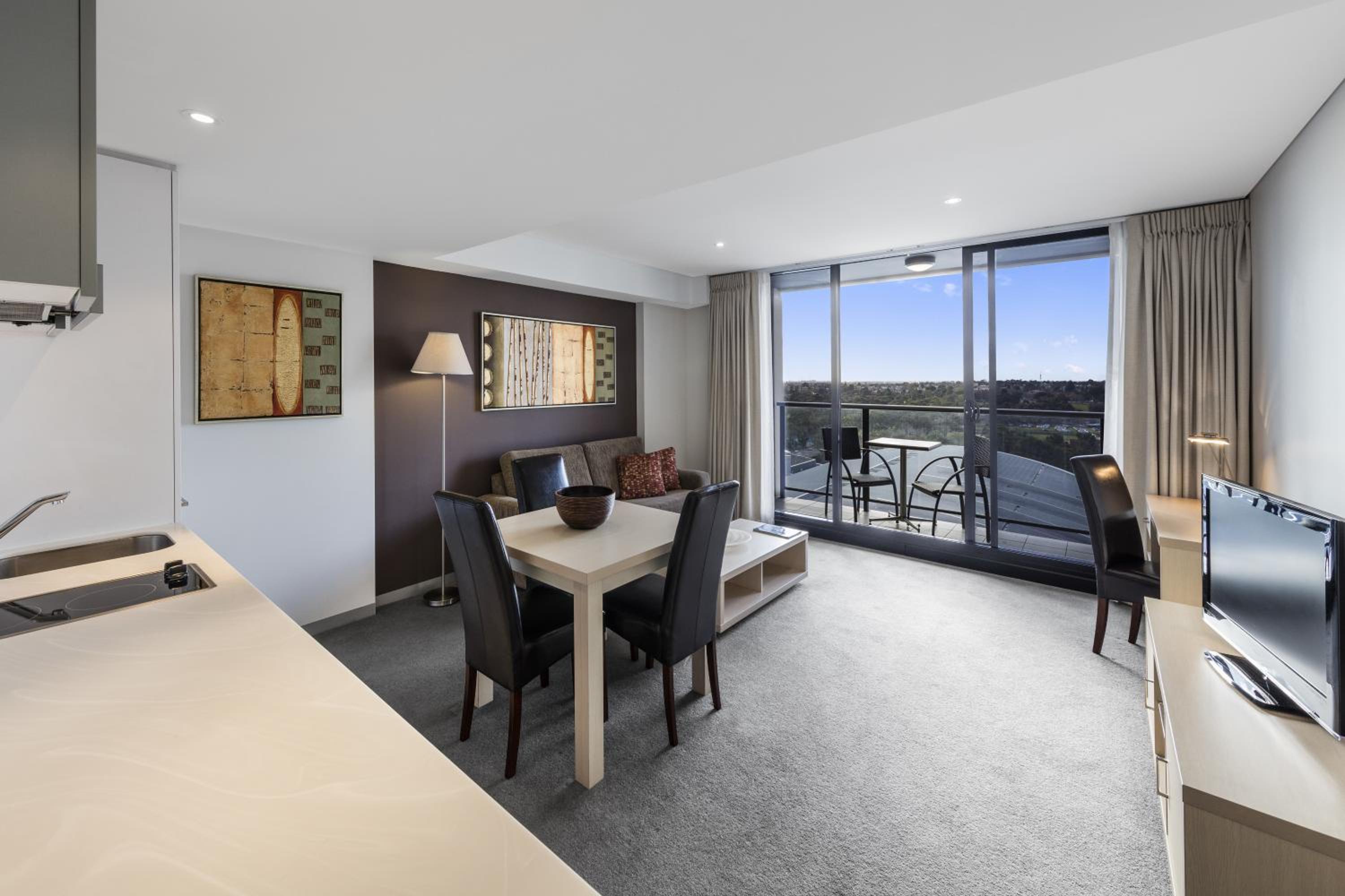 Deluxe One-Bedroom Apartment - Photo 3