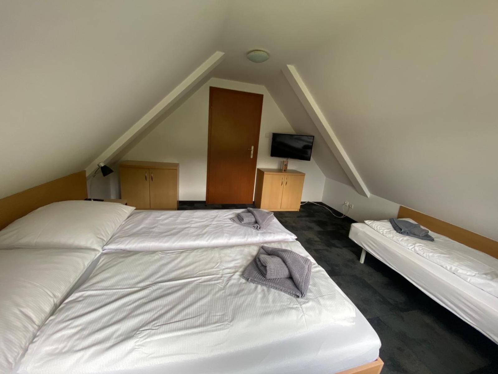 Quadruple Room with Private Bathroom - Photo 7