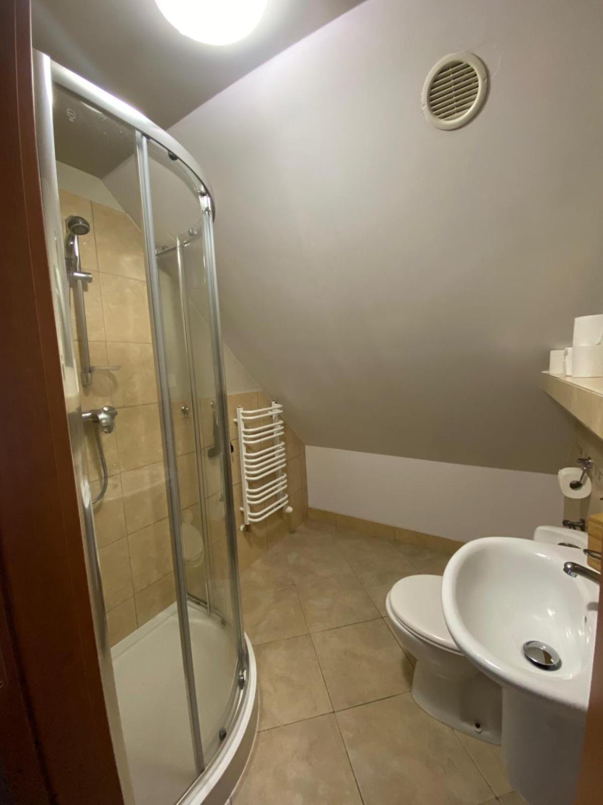 Quadruple Room with Private Bathroom - Photo 2