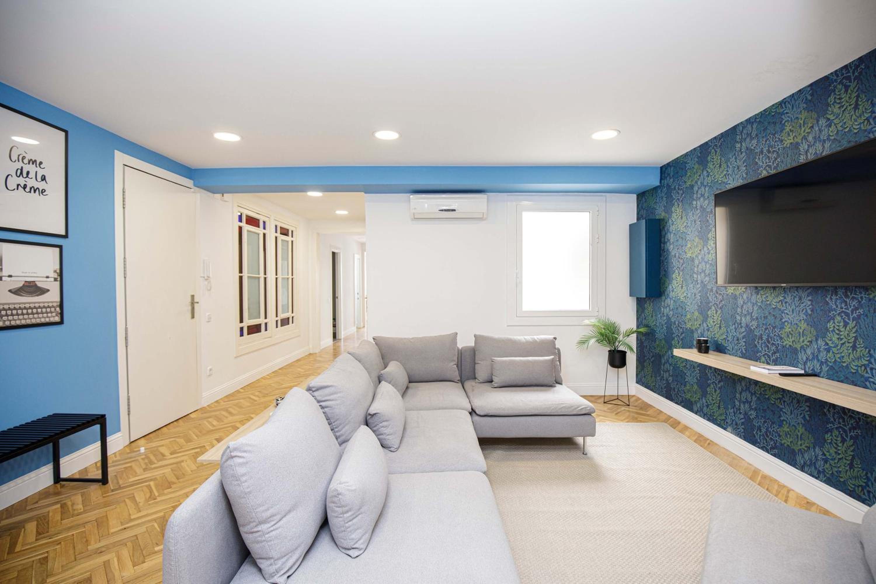 Apartamento de tres habitaciones con balcón