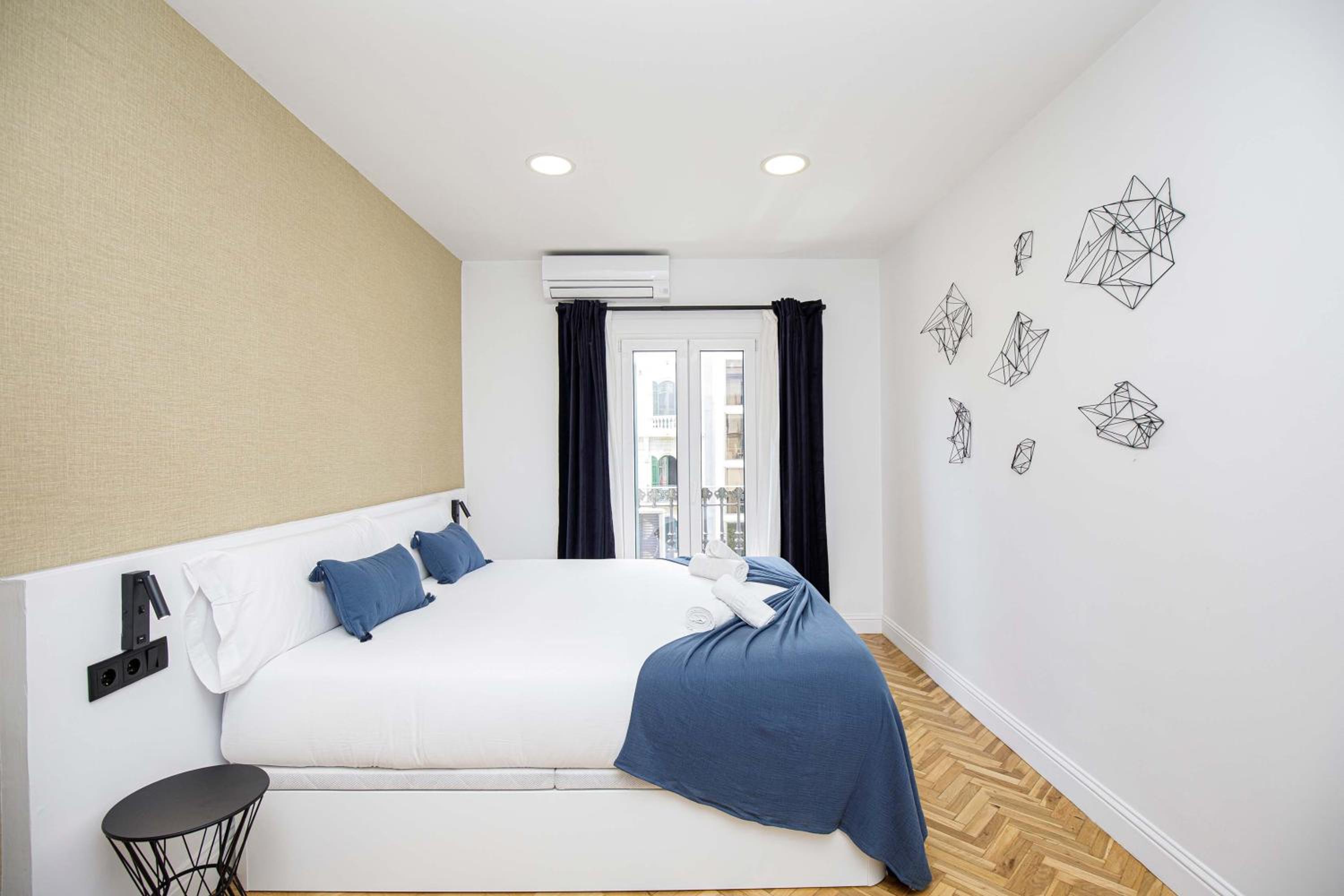 Three-Bedroom Apartment with Balcony photo 2