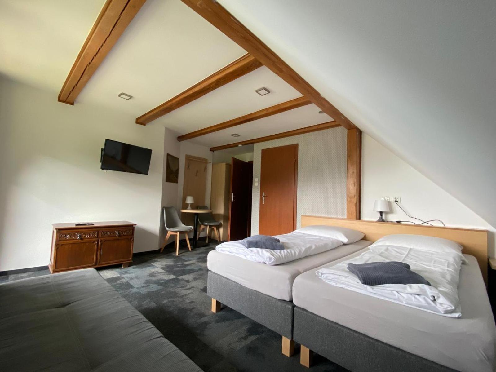 Quadruple Room with Bathroom - Photo 2