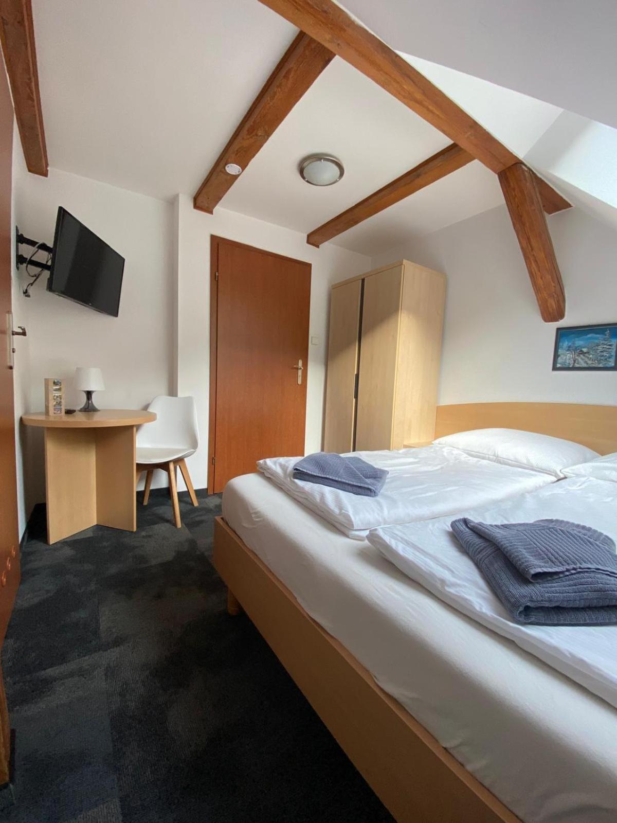 Small Double Room - Photo 6
