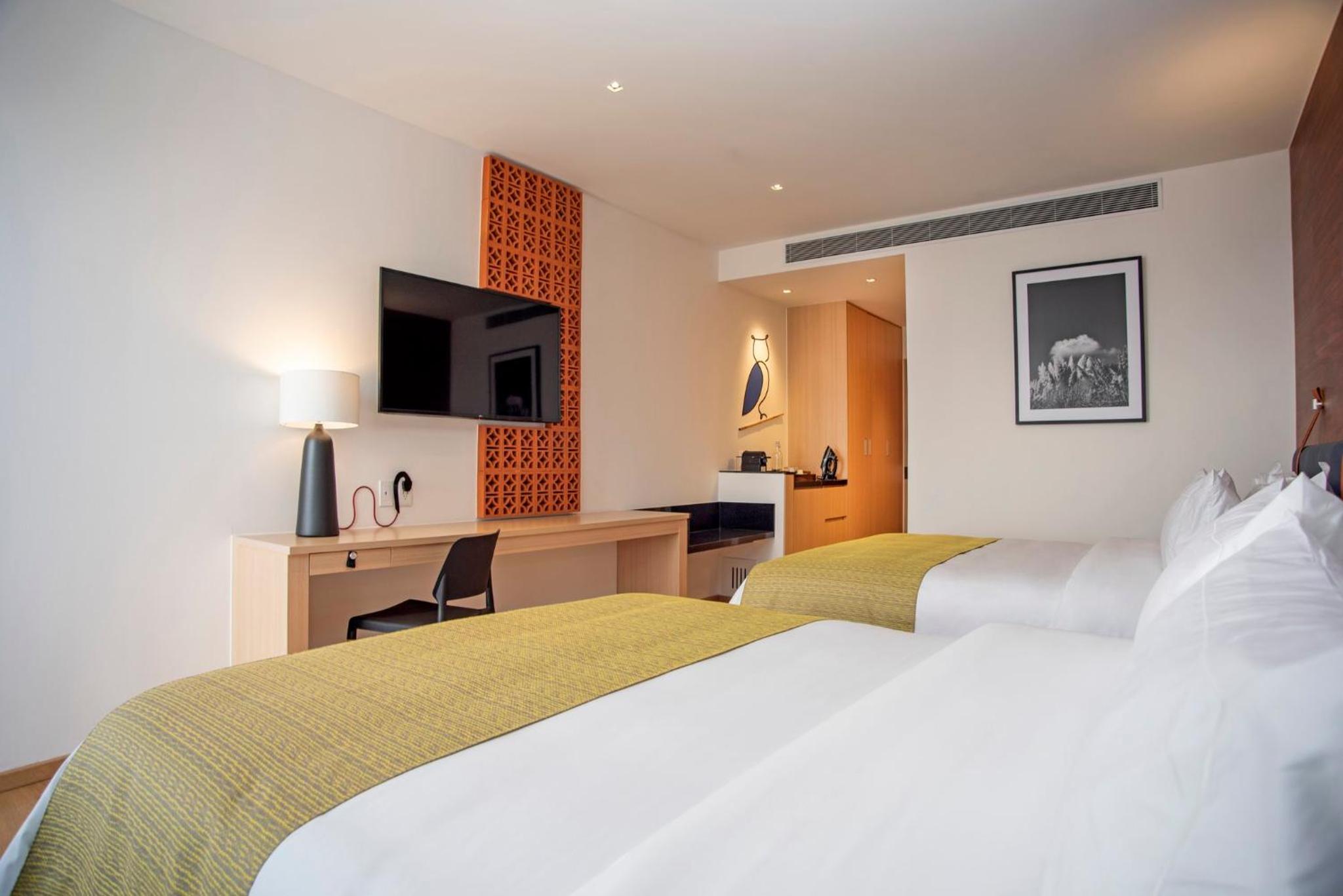 Standard Queen Room with Two Queen Beds - Mid Floor - Photo 5