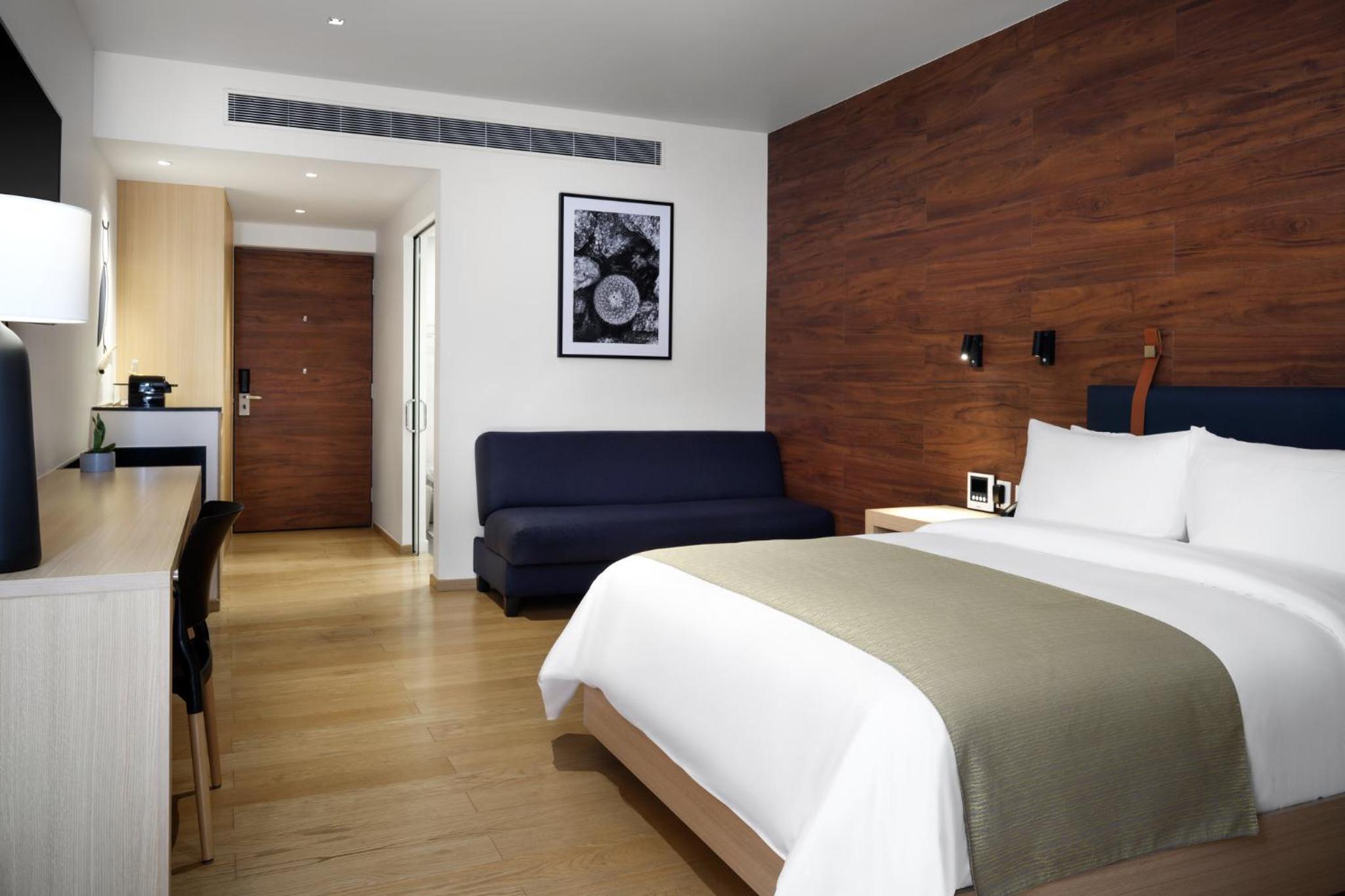 Queen Room - Mobility Accessible/High Floor - Photo 2