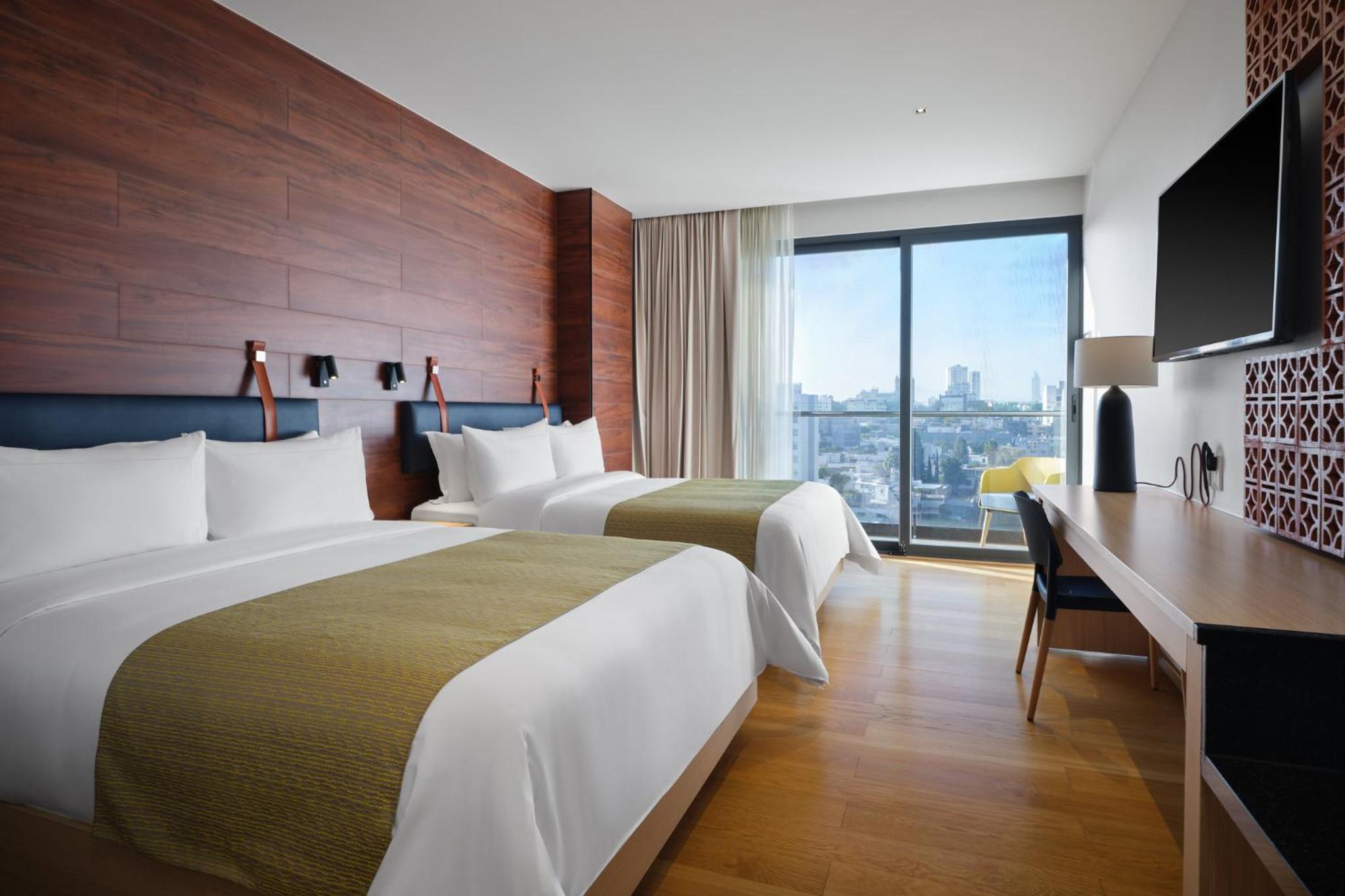 Standard Queen Room with Two Queen Beds - Mid Floor - Photo 6