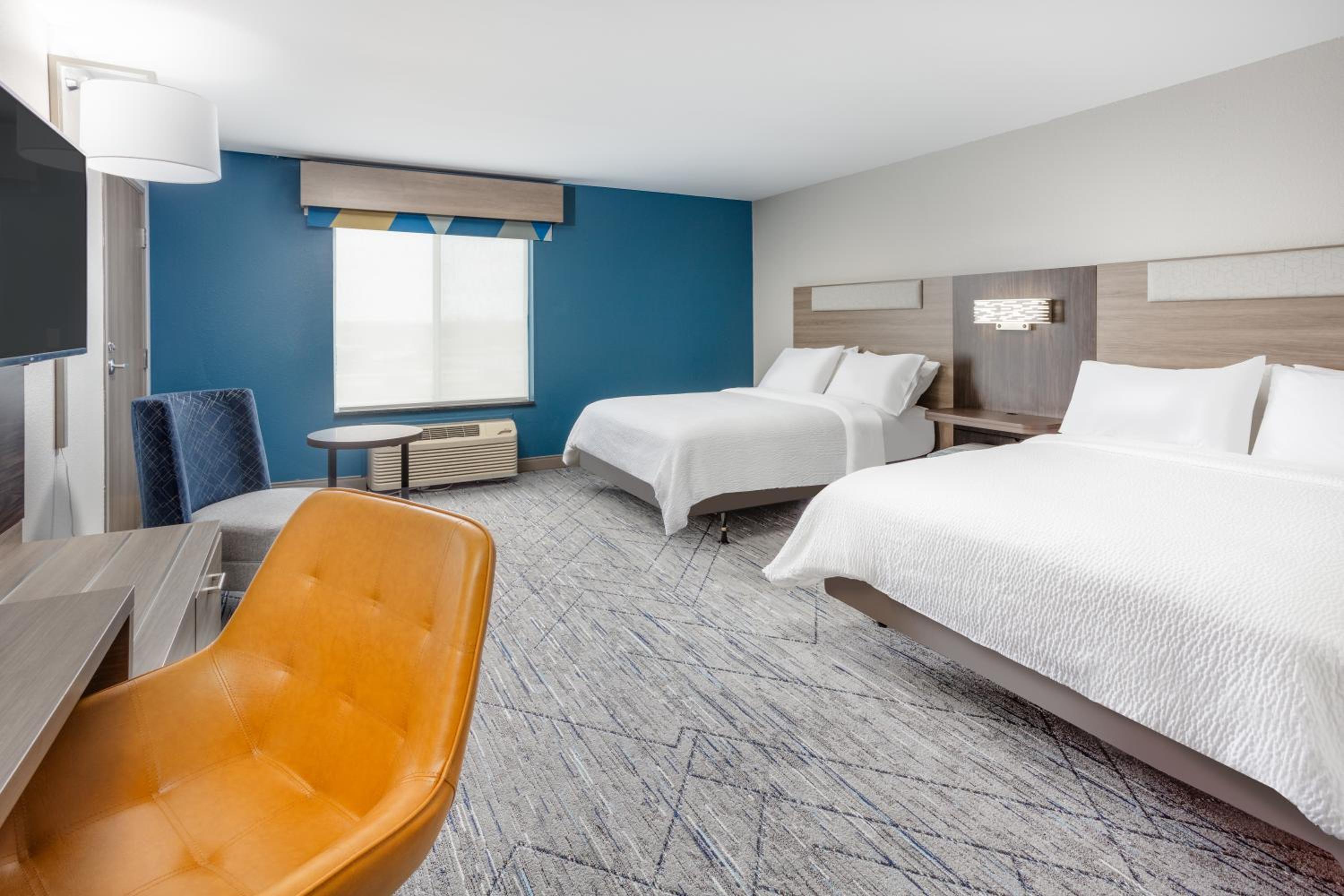 Standard Room with Two Queen Beds - Photo 4