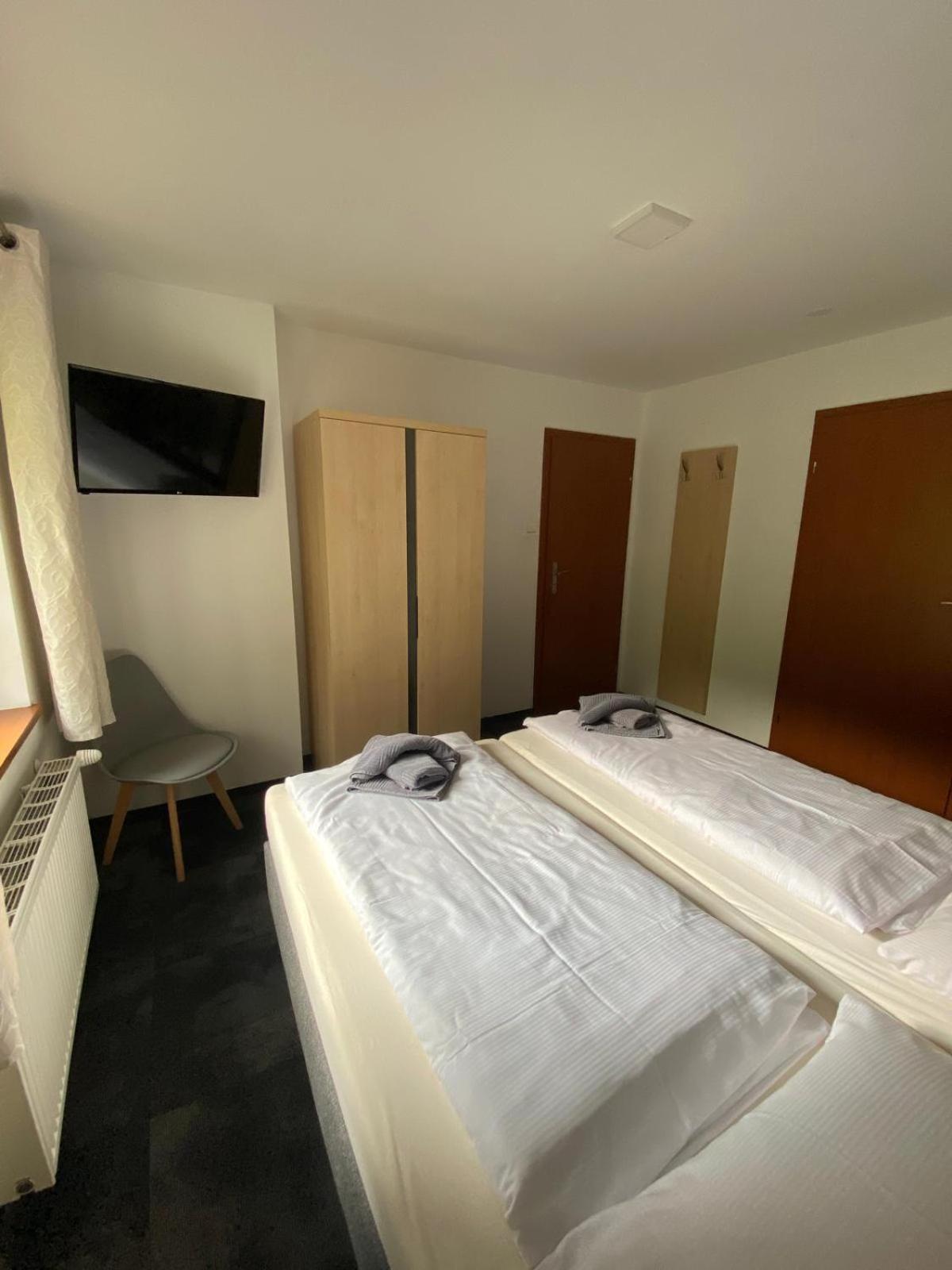 Double Room with Private Bathroom - Photo 2