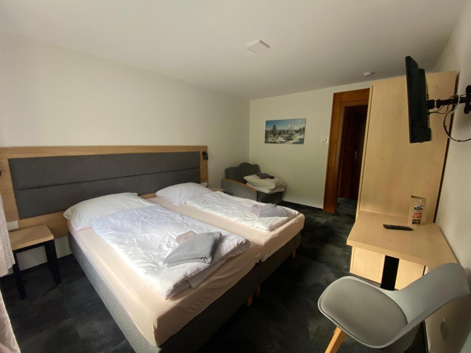 Triple Room with Private Bathroom - Photo 2