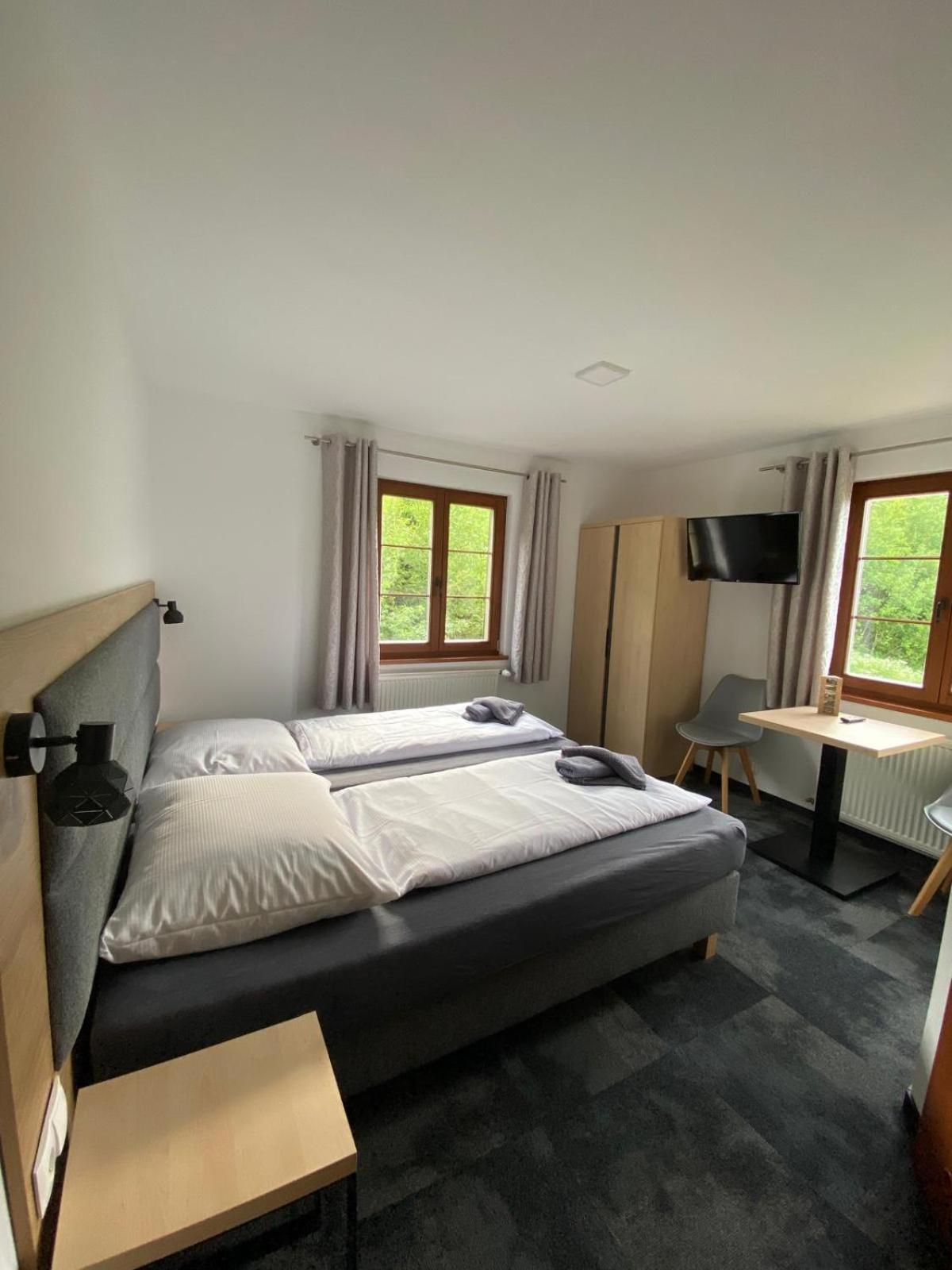 Double Room with Private Bathroom - Photo 4
