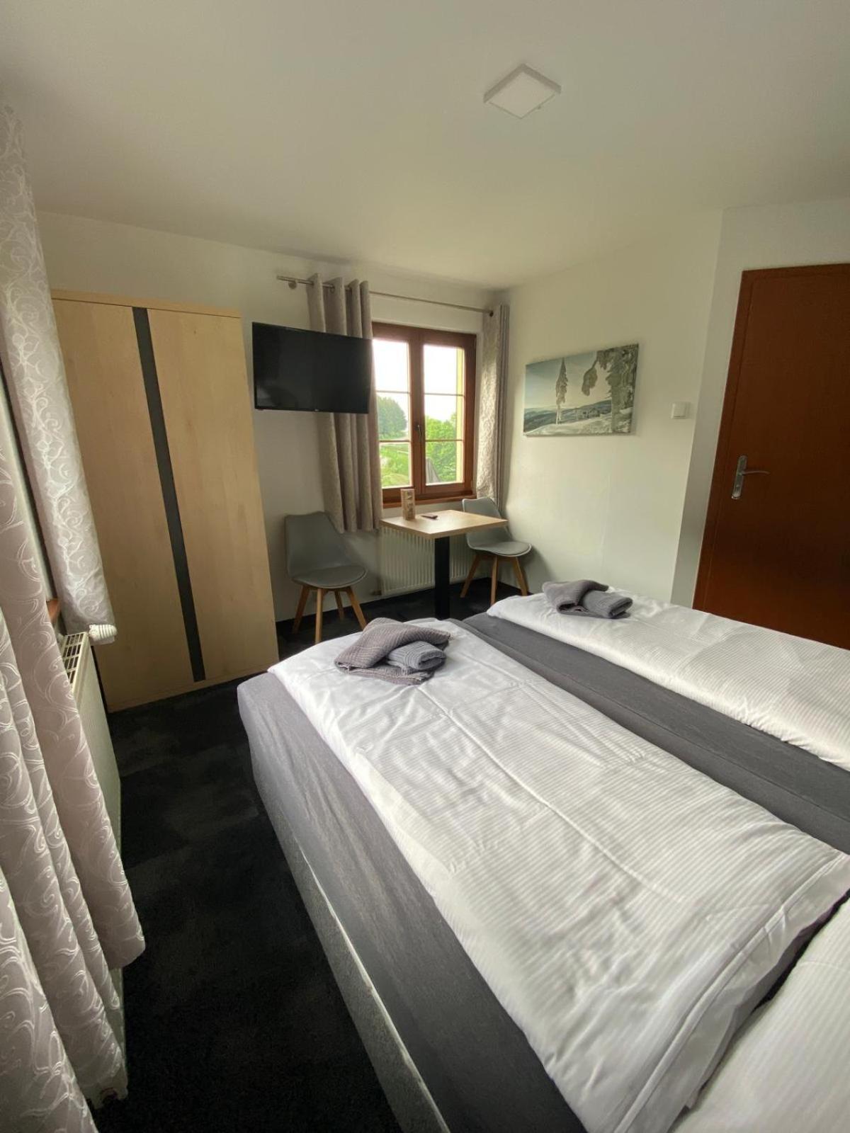 Double Room with Private Bathroom - Photo 3