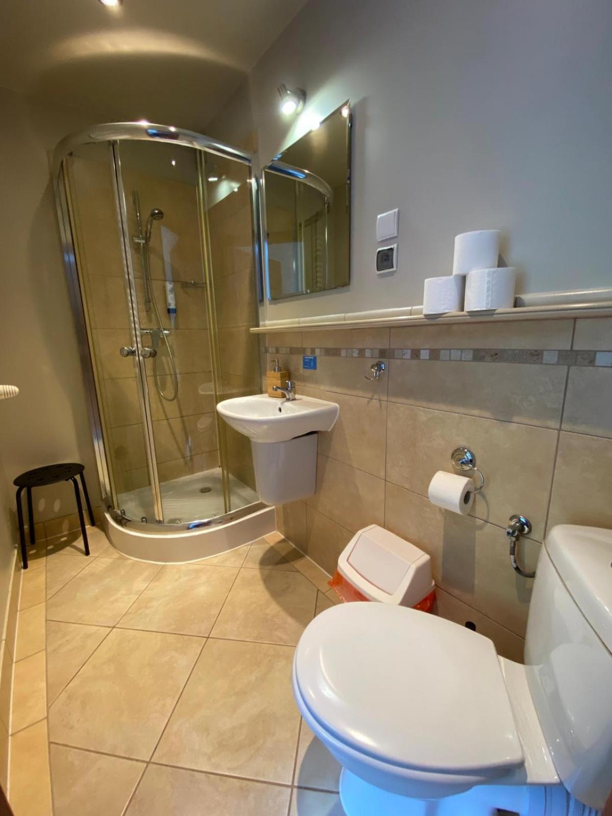 Double Room with Private Bathroom - Photo 2