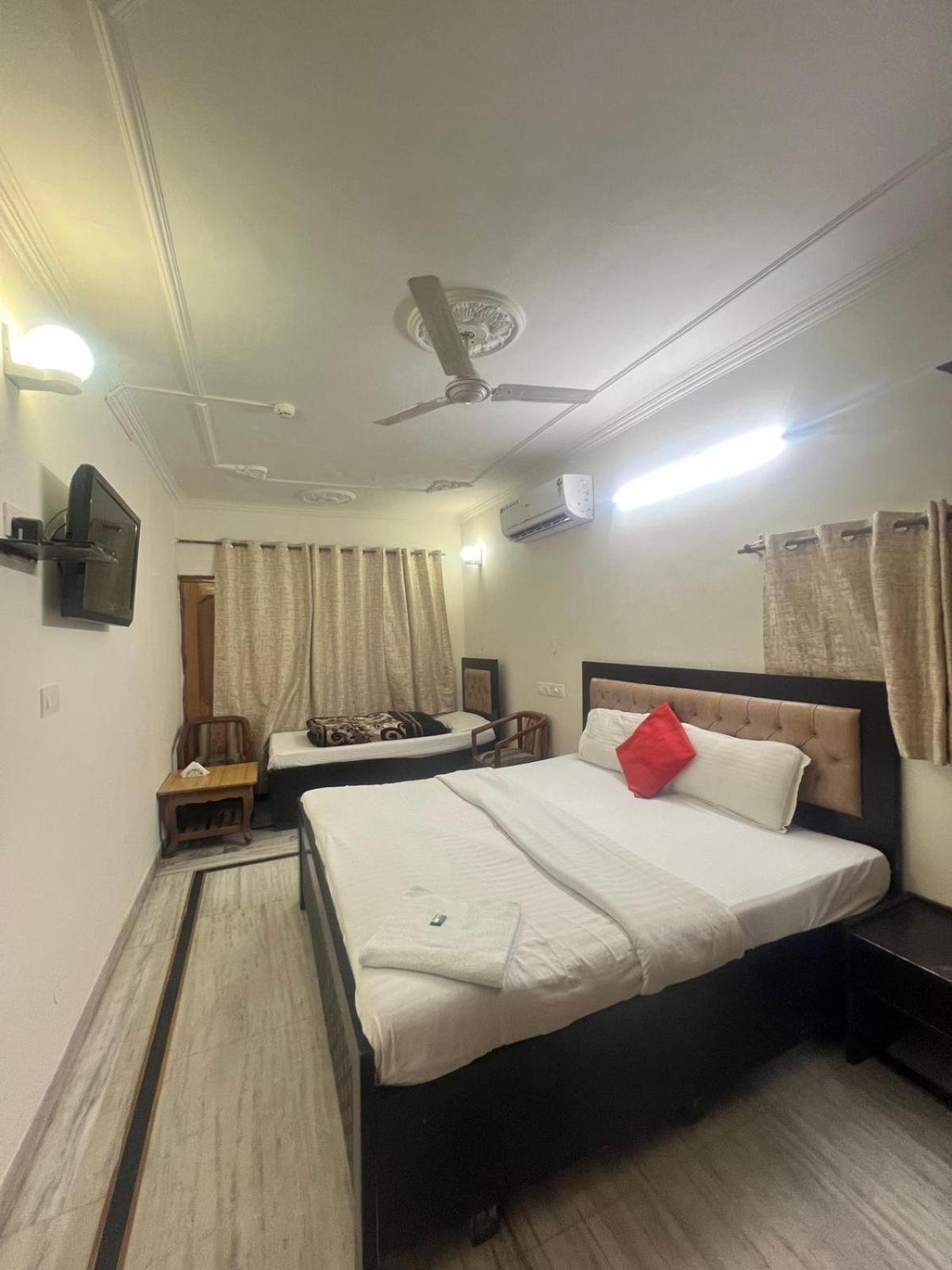 Double Room With Extra Bed photo 1