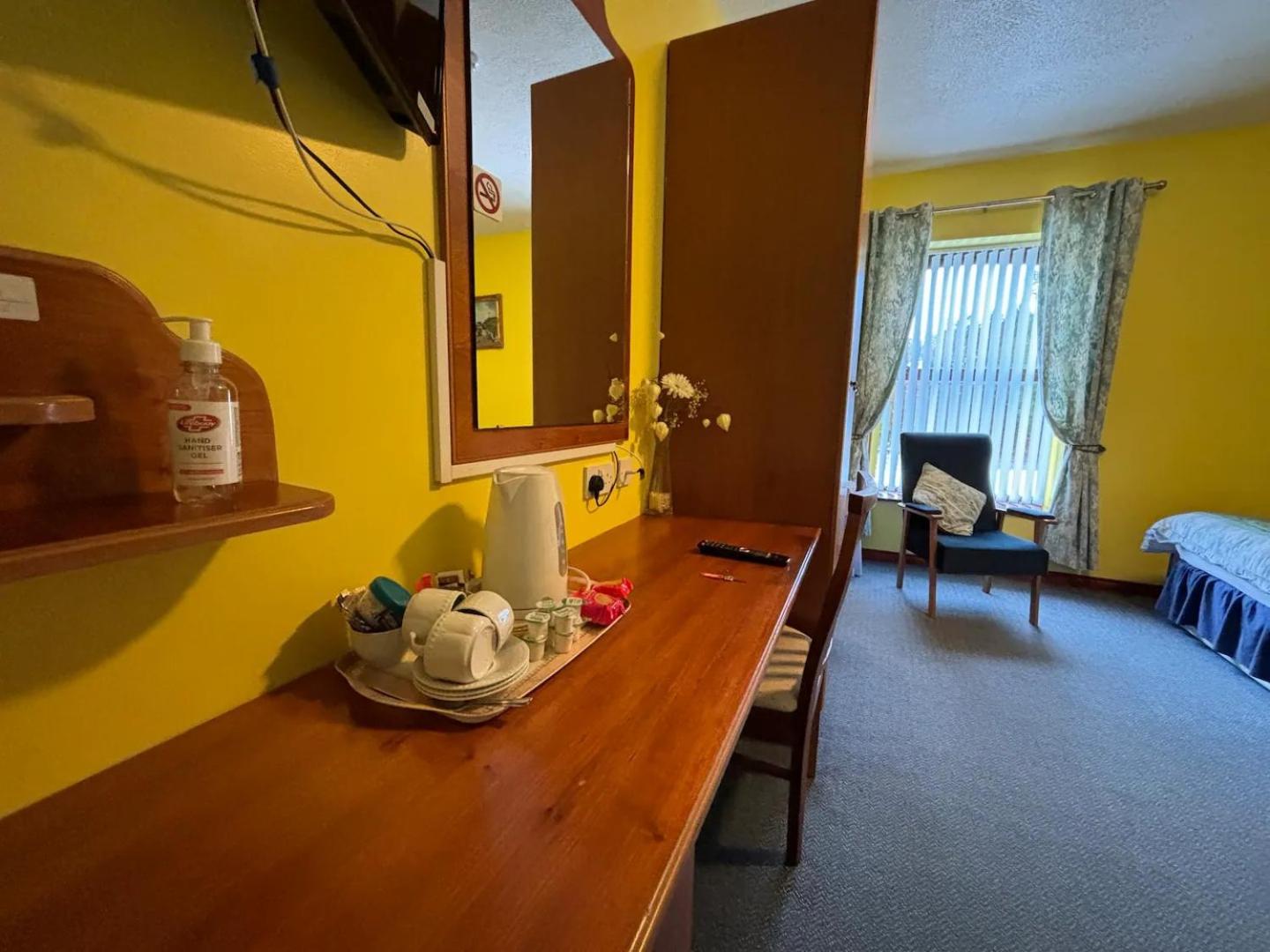 Family Room with Private Bathroom - Photo 7