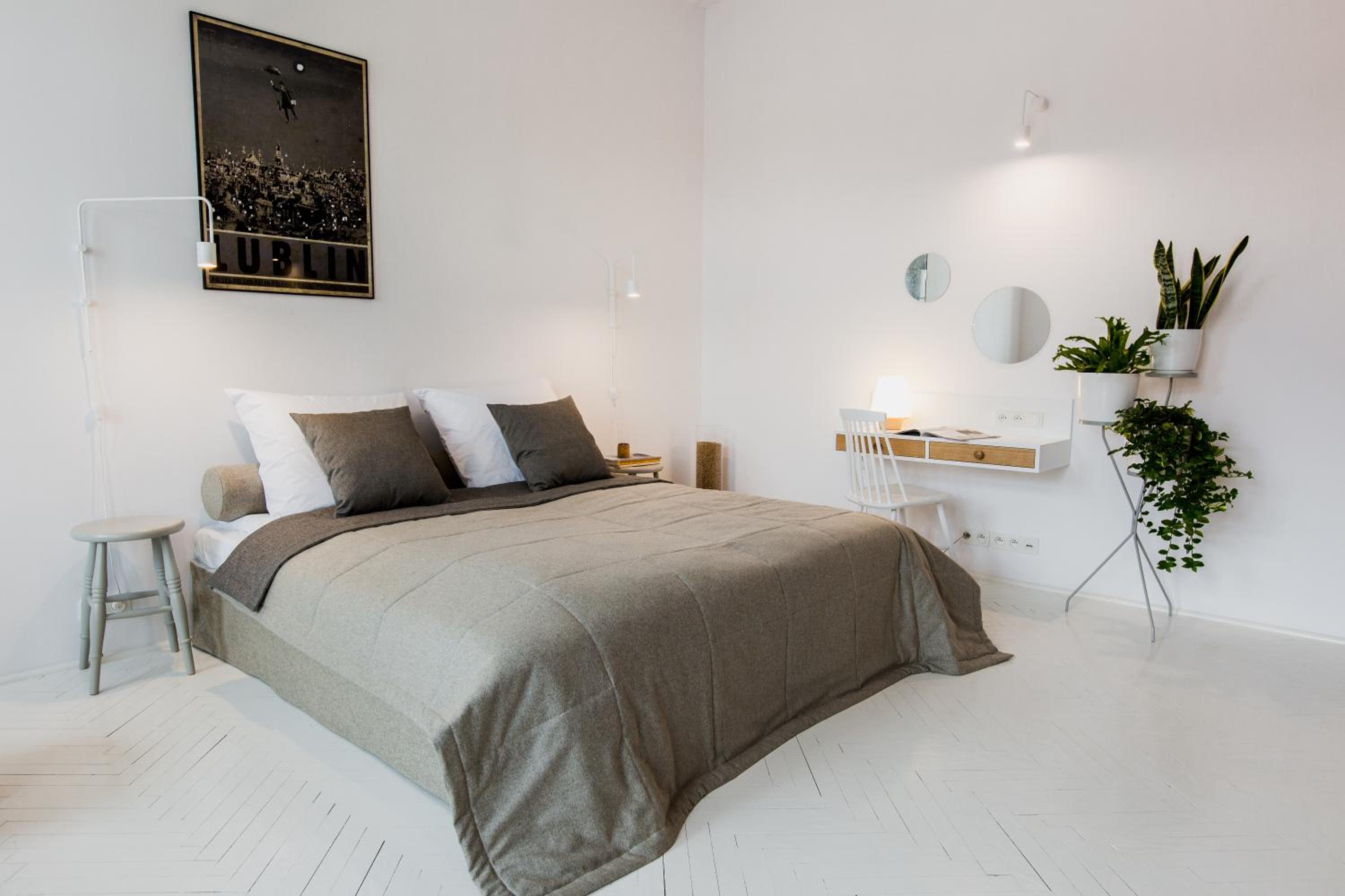 Apartment with Balcony - Photo 4