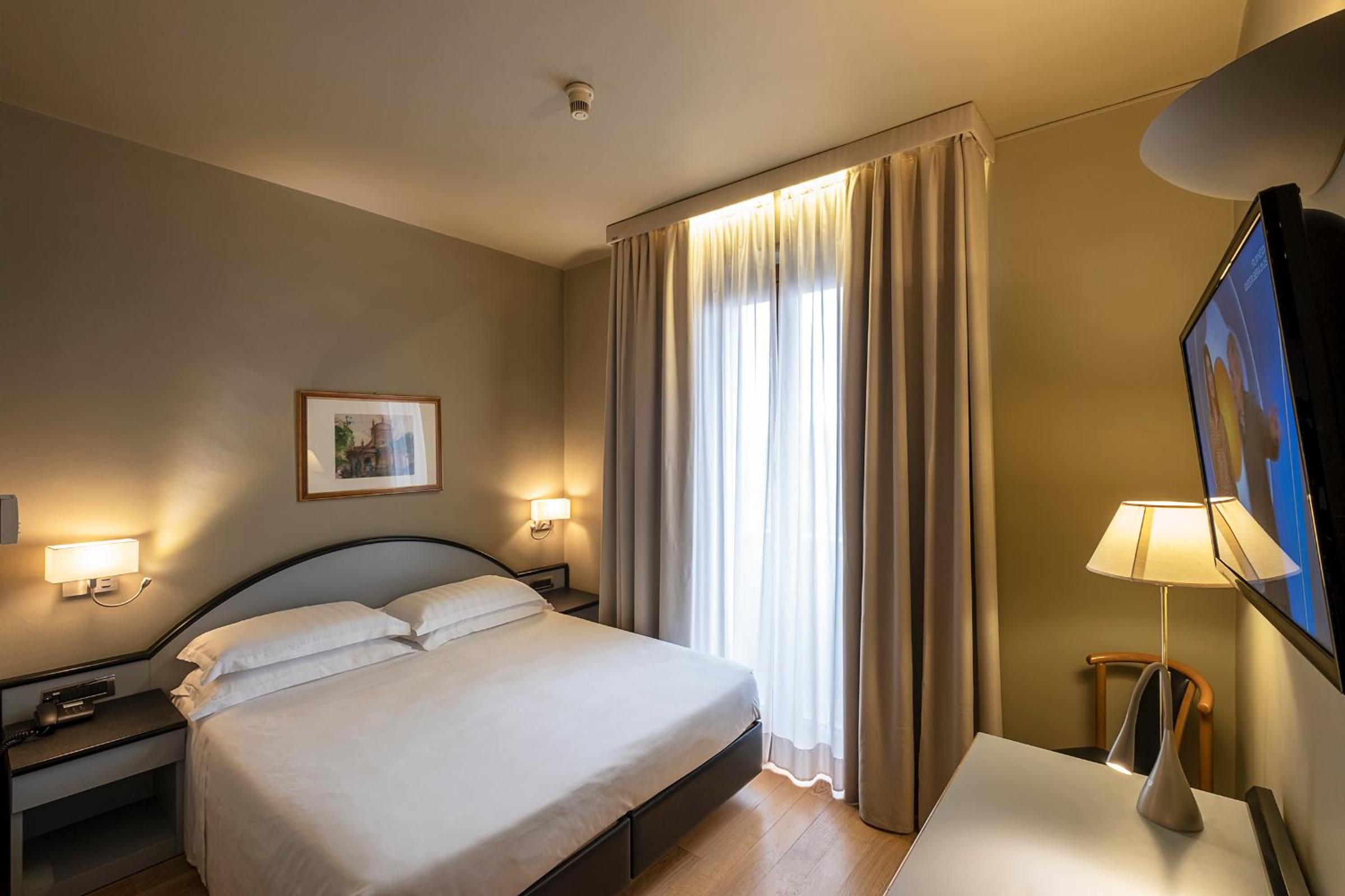 Double or Twin Room - Photo 5